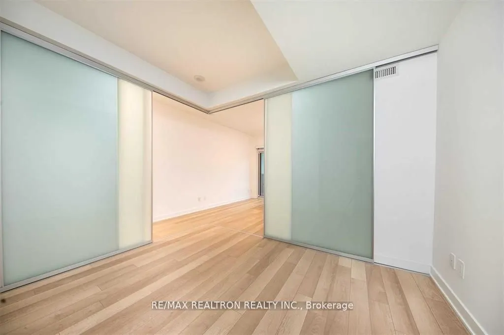 210 Simcoe Street, #903