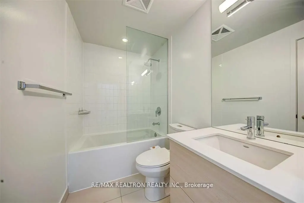 210 Simcoe Street, #903