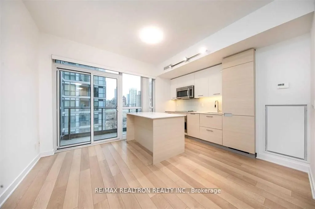 210 Simcoe Street, #903