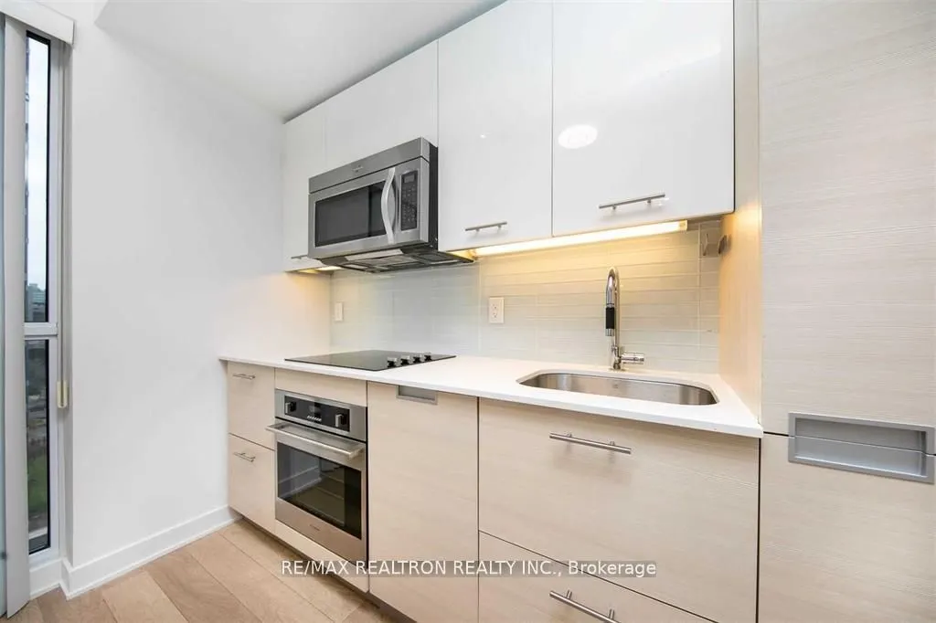 210 Simcoe Street, #903