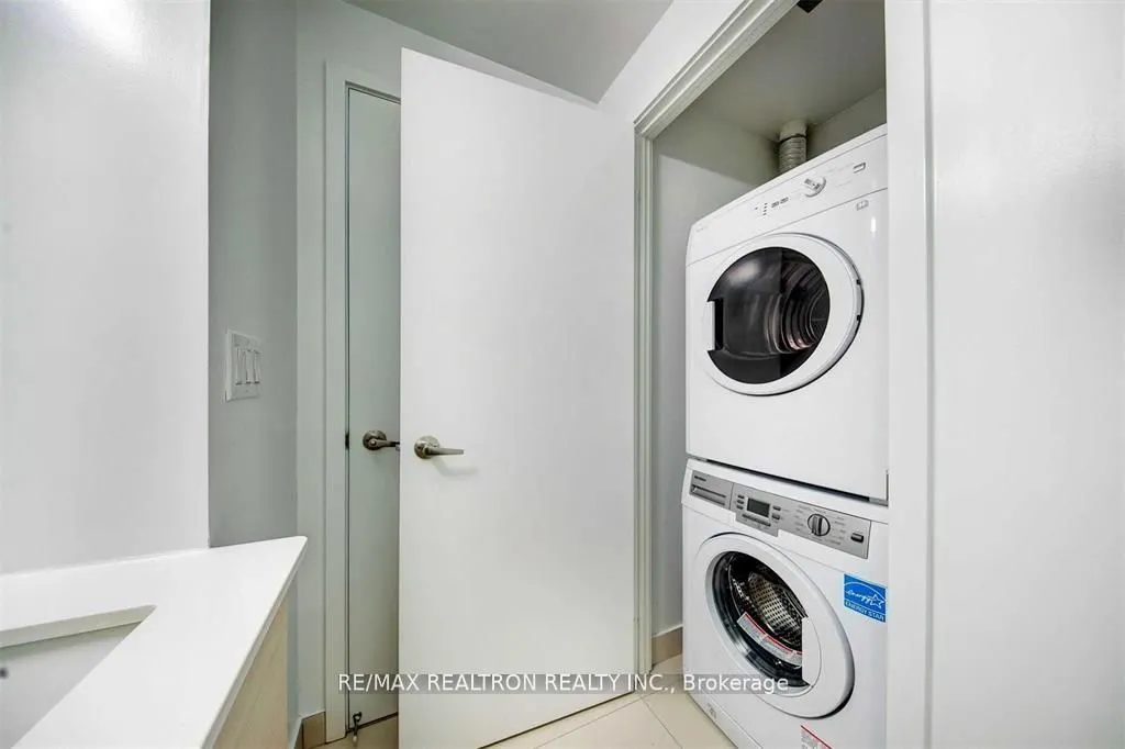 210 Simcoe Street, #903