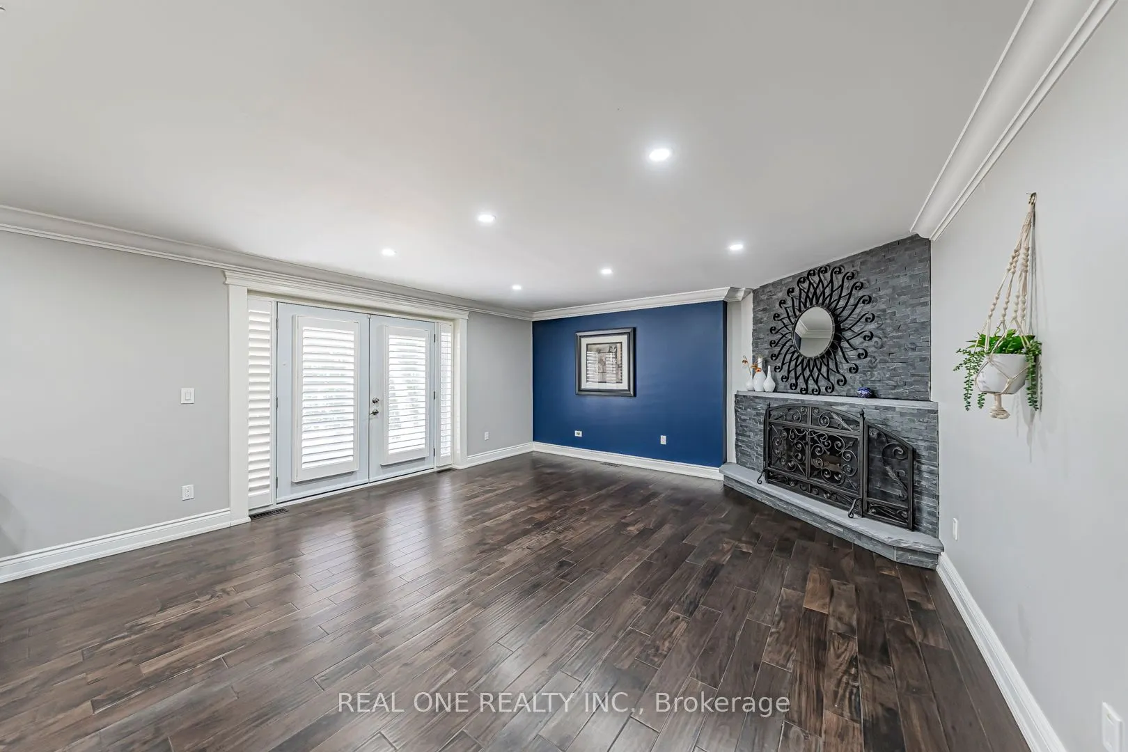 1 Manorpark Court S