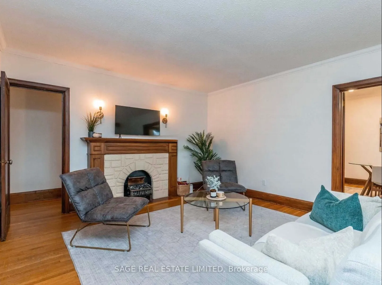740 Avenue Road N, #Main