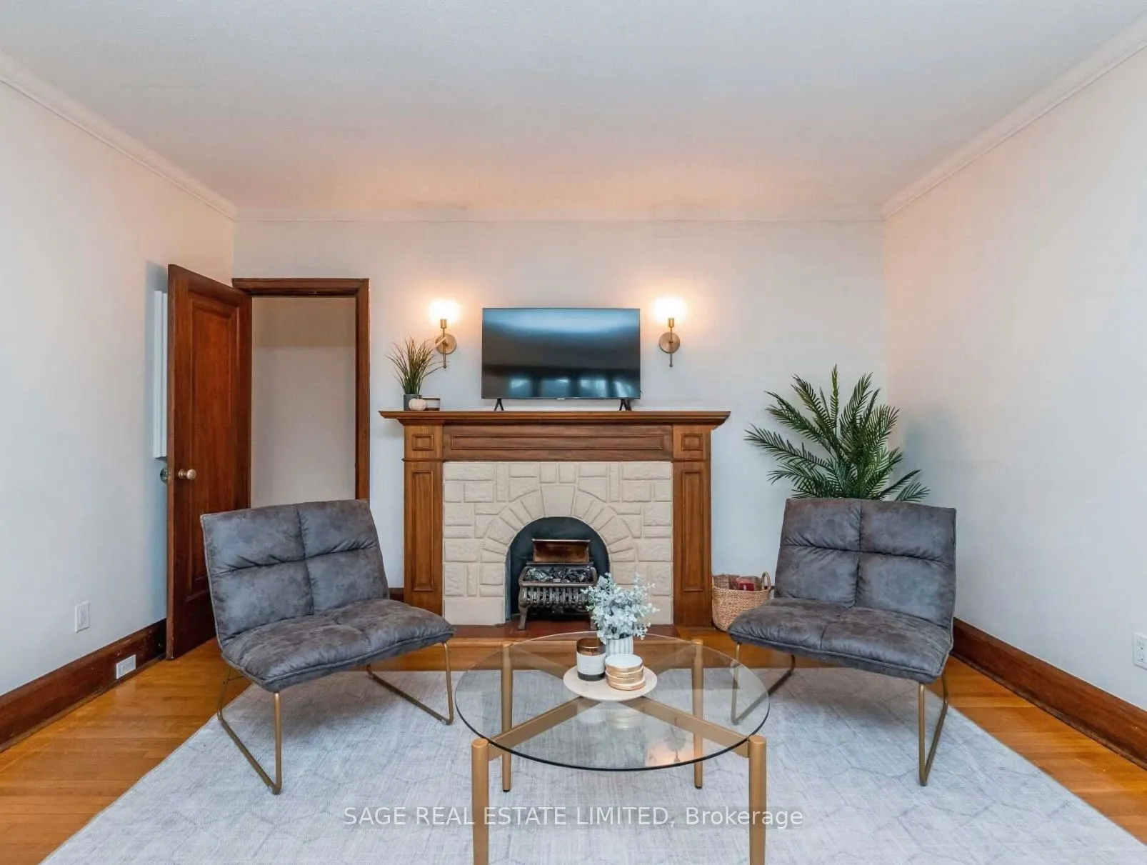 740 Avenue Road N, #Main