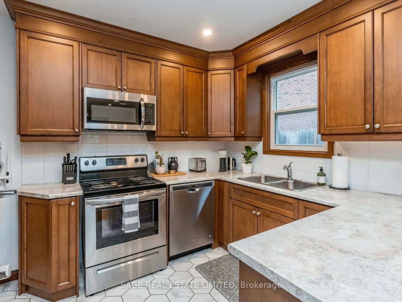 740 Avenue Road N, #Main