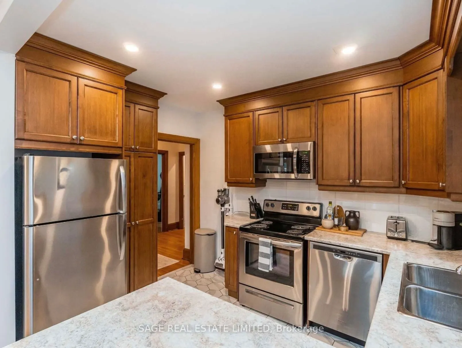 740 Avenue Road N, #Main