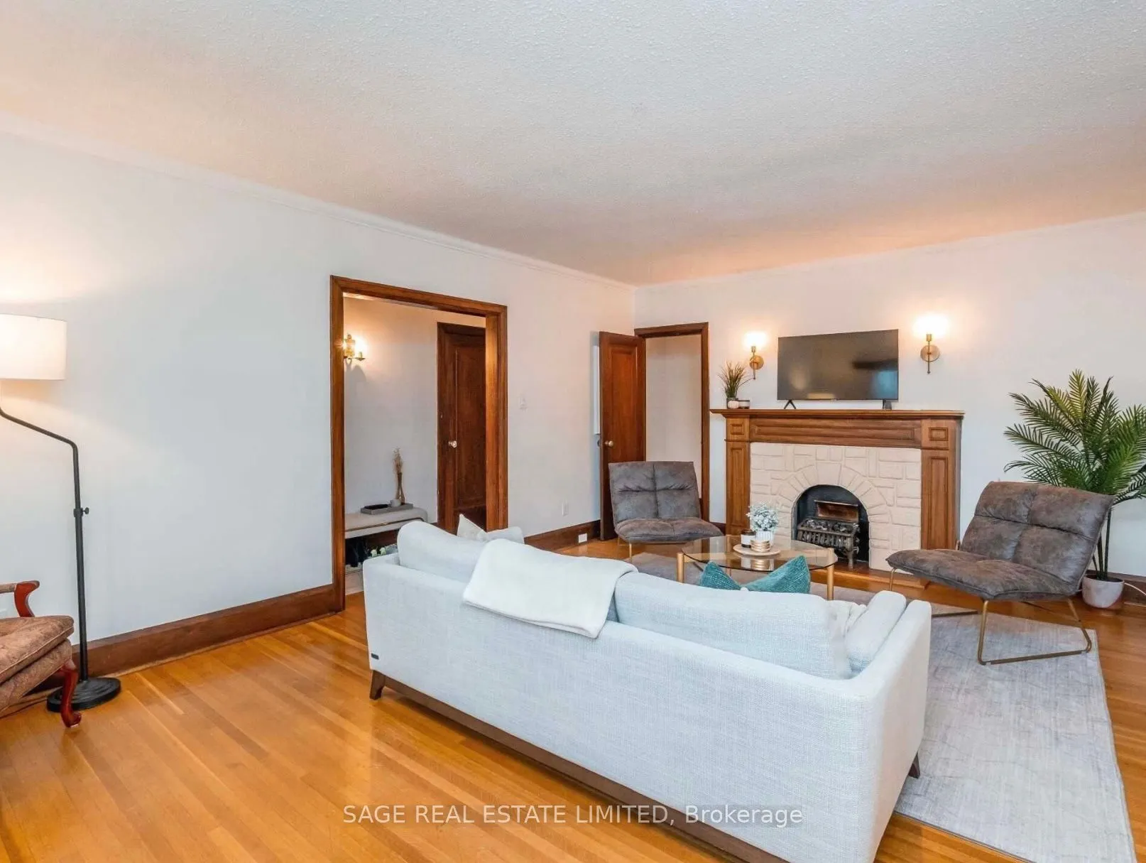 740 Avenue Road N, #Main