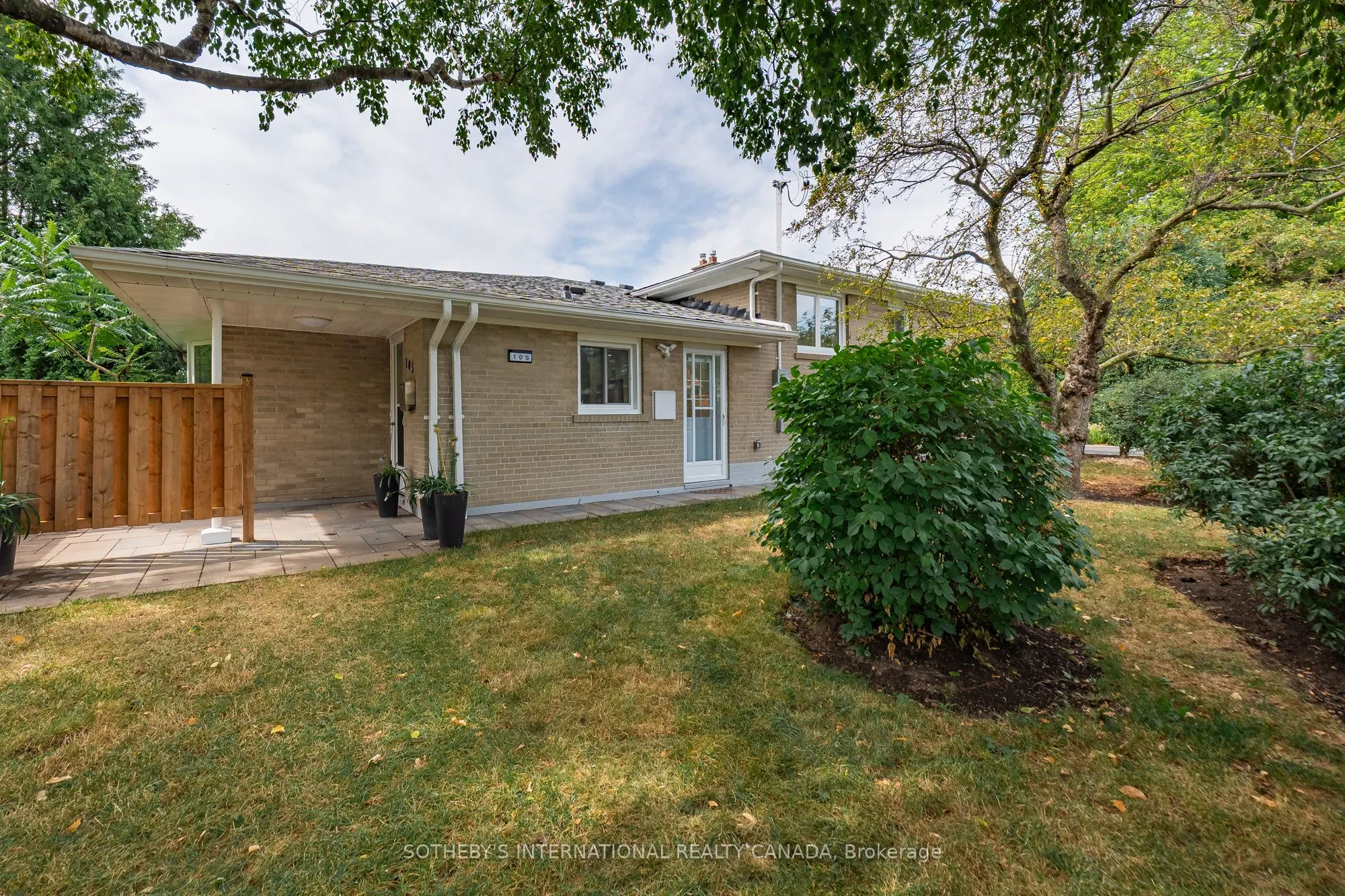 105 Baltray Crescent