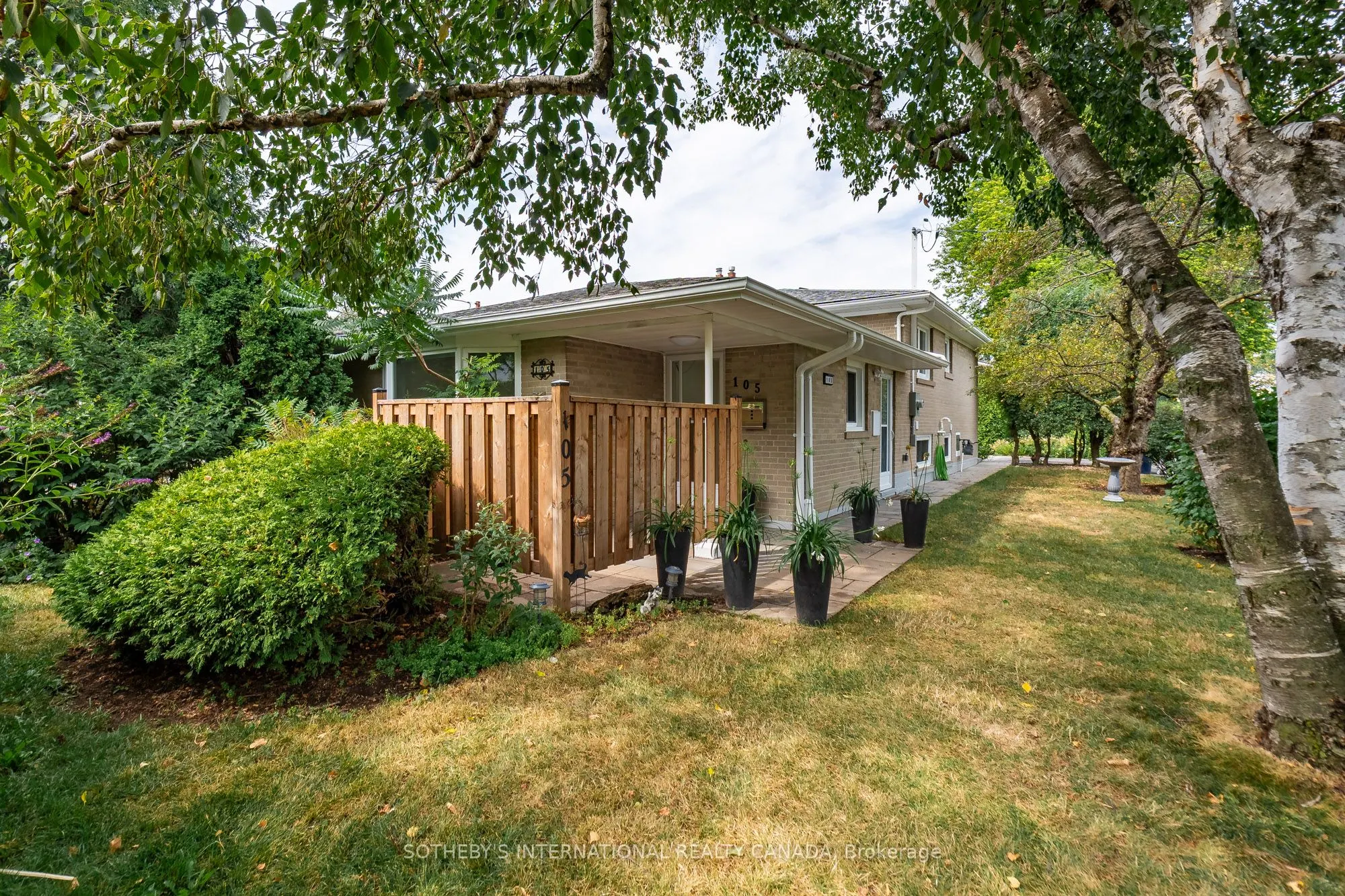 105 Baltray Crescent