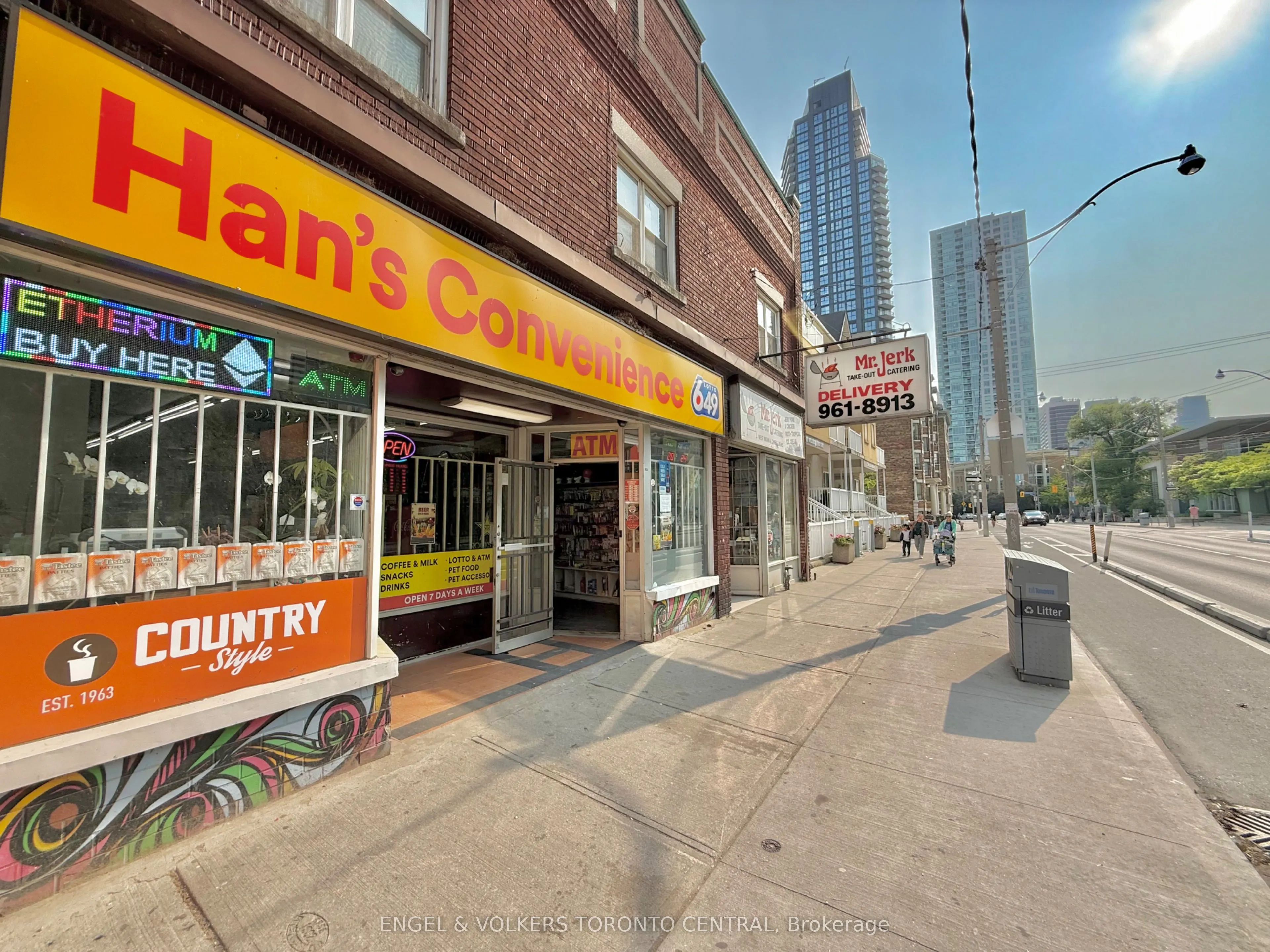 225 Wellesley Street E, #208