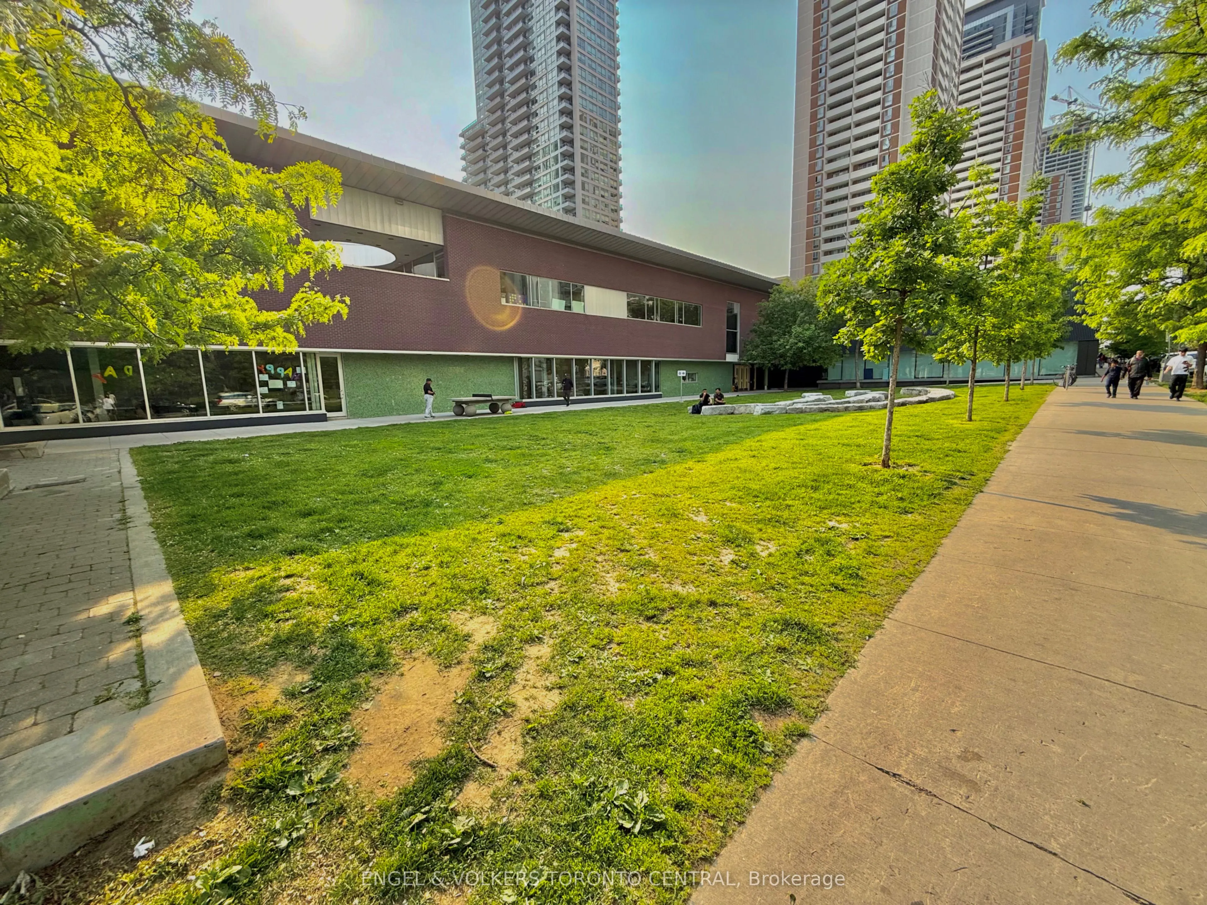 225 Wellesley Street E, #208