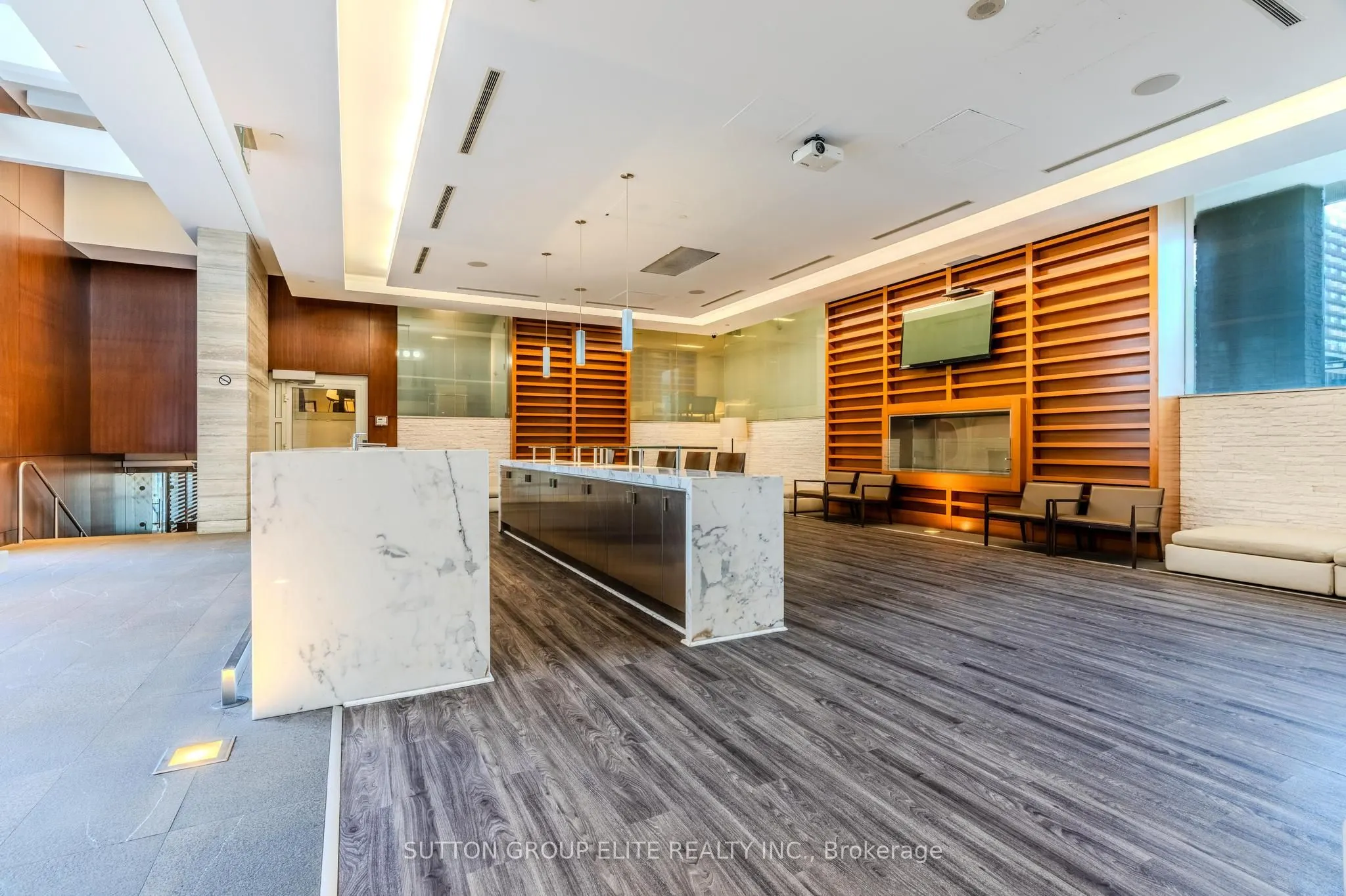 8 Telegram Mews, #910