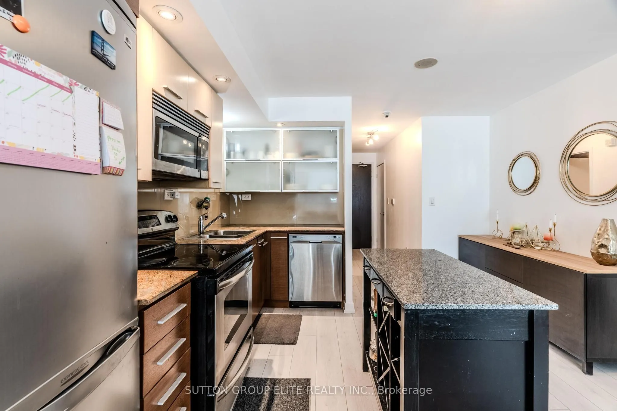 8 Telegram Mews, #910