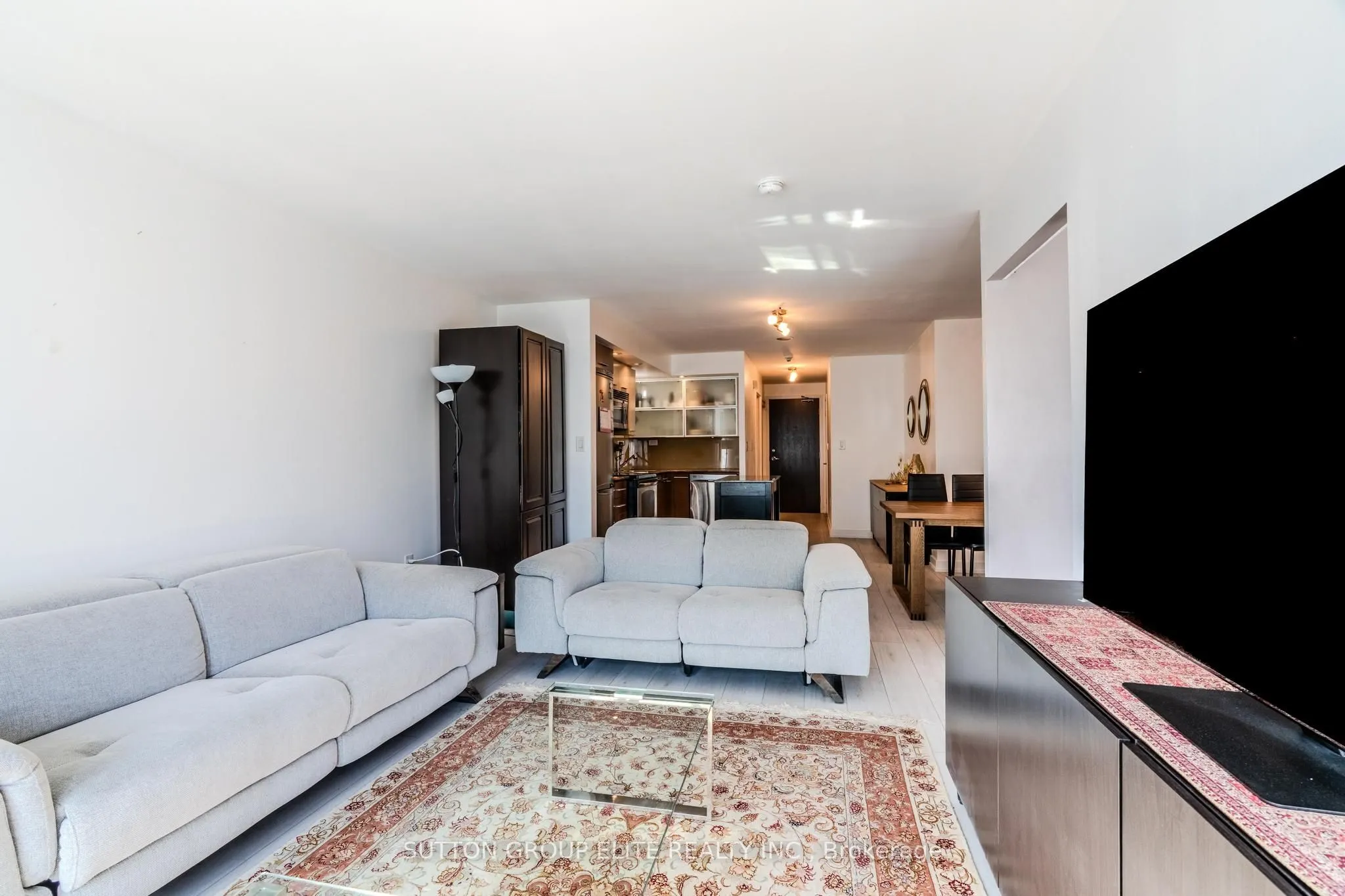 8 Telegram Mews, #910