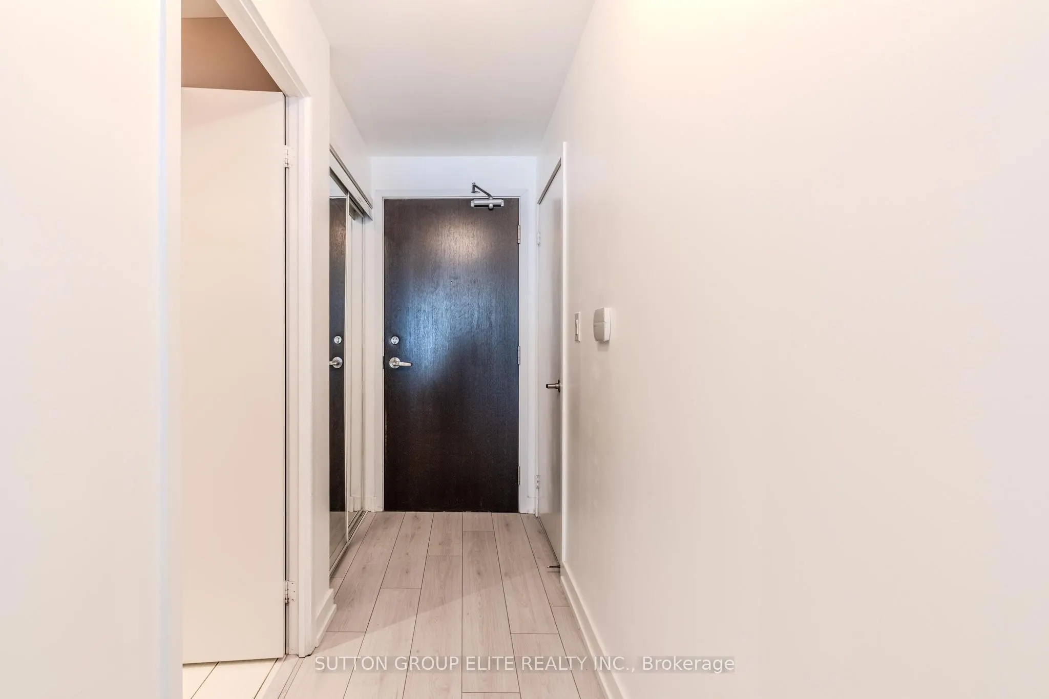 8 Telegram Mews, #910