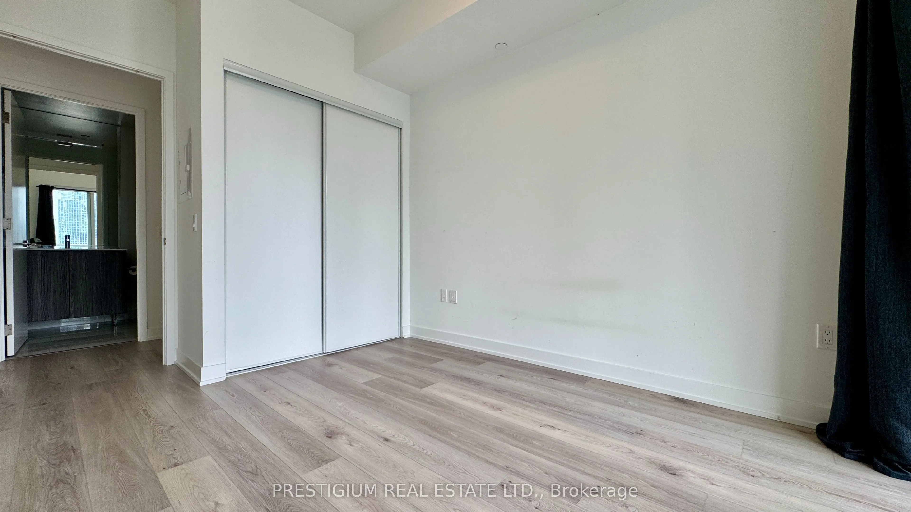 15 Queens Quay E, #2605