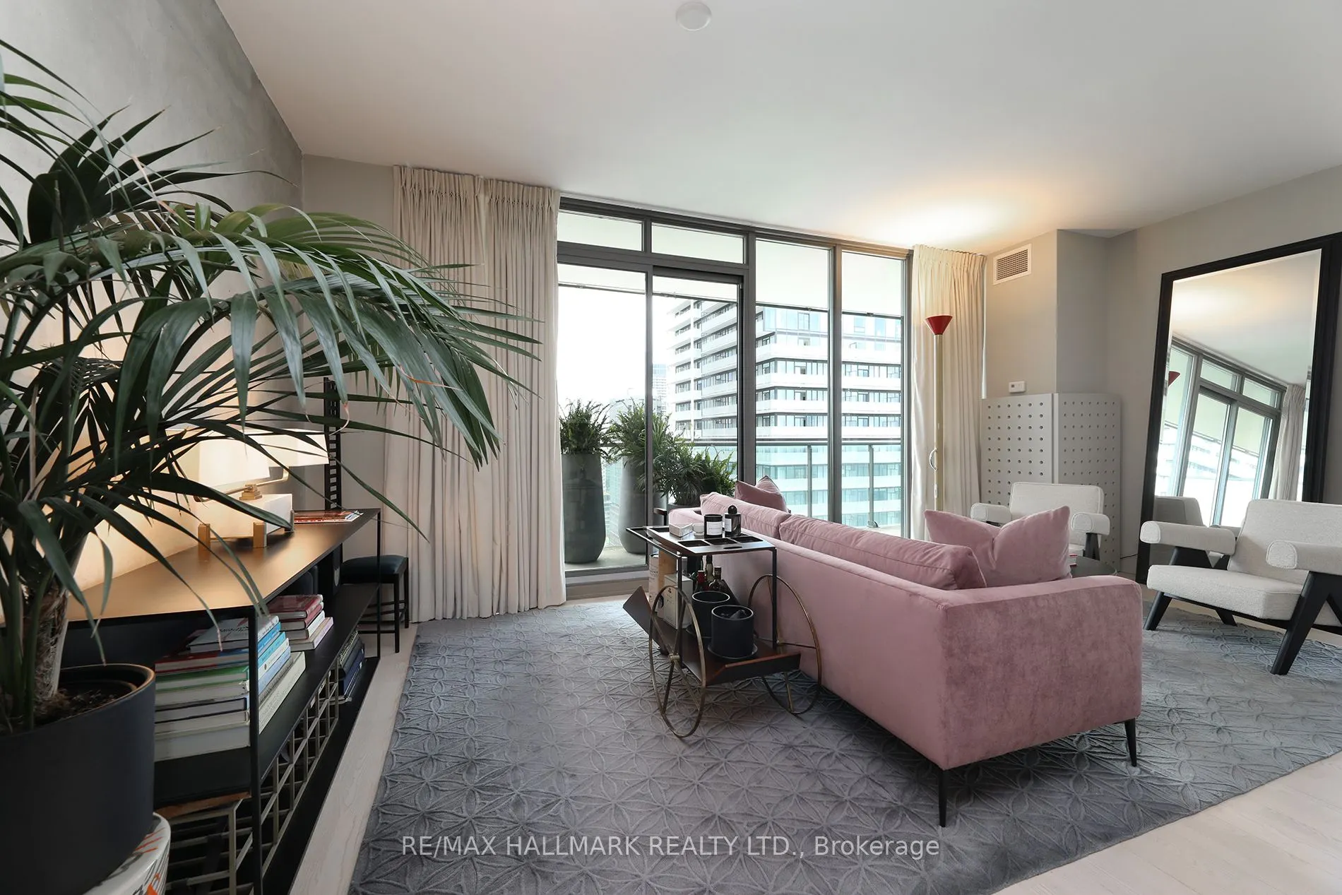 33 Lombard Street, #2406