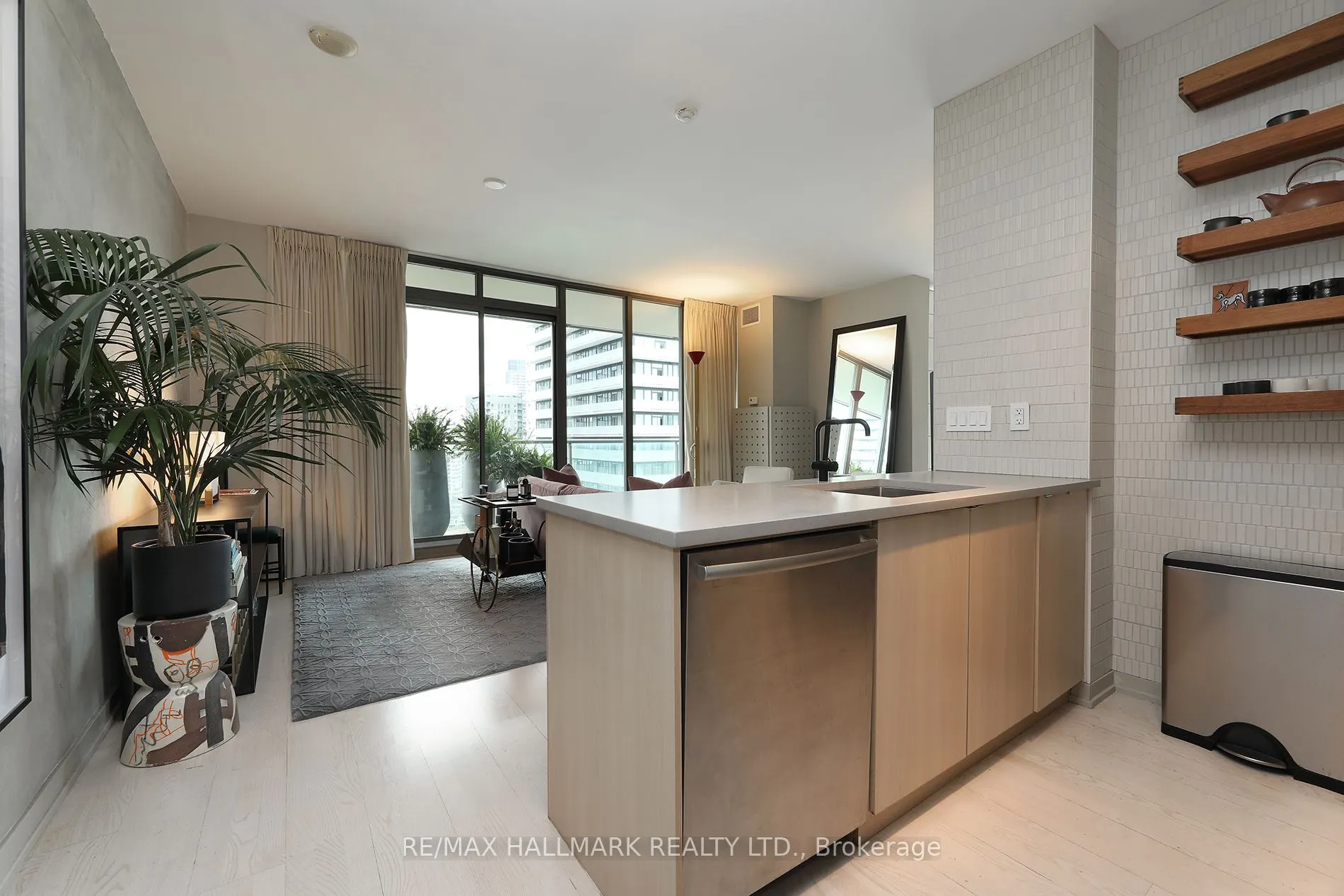 33 Lombard Street, #2406