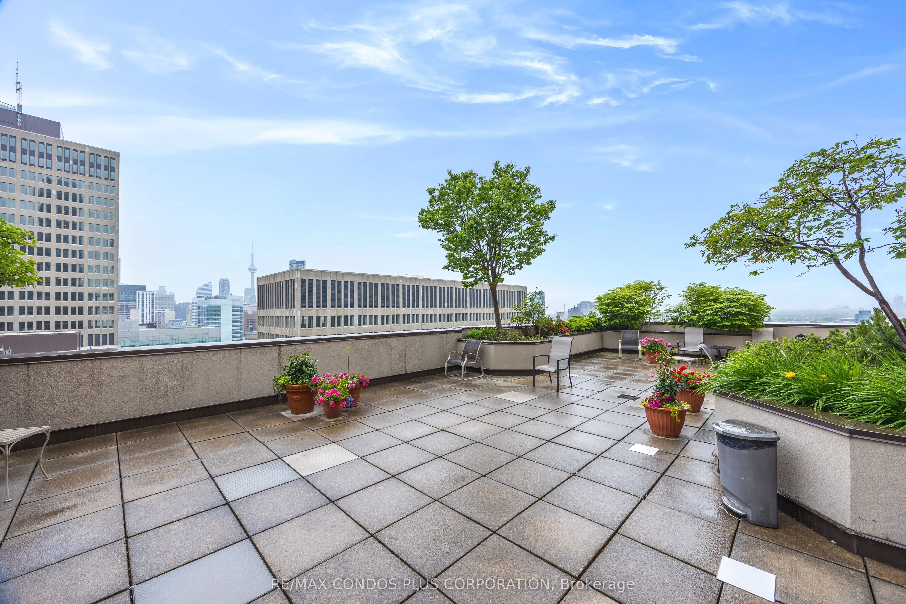62 Wellesley Street W, #902