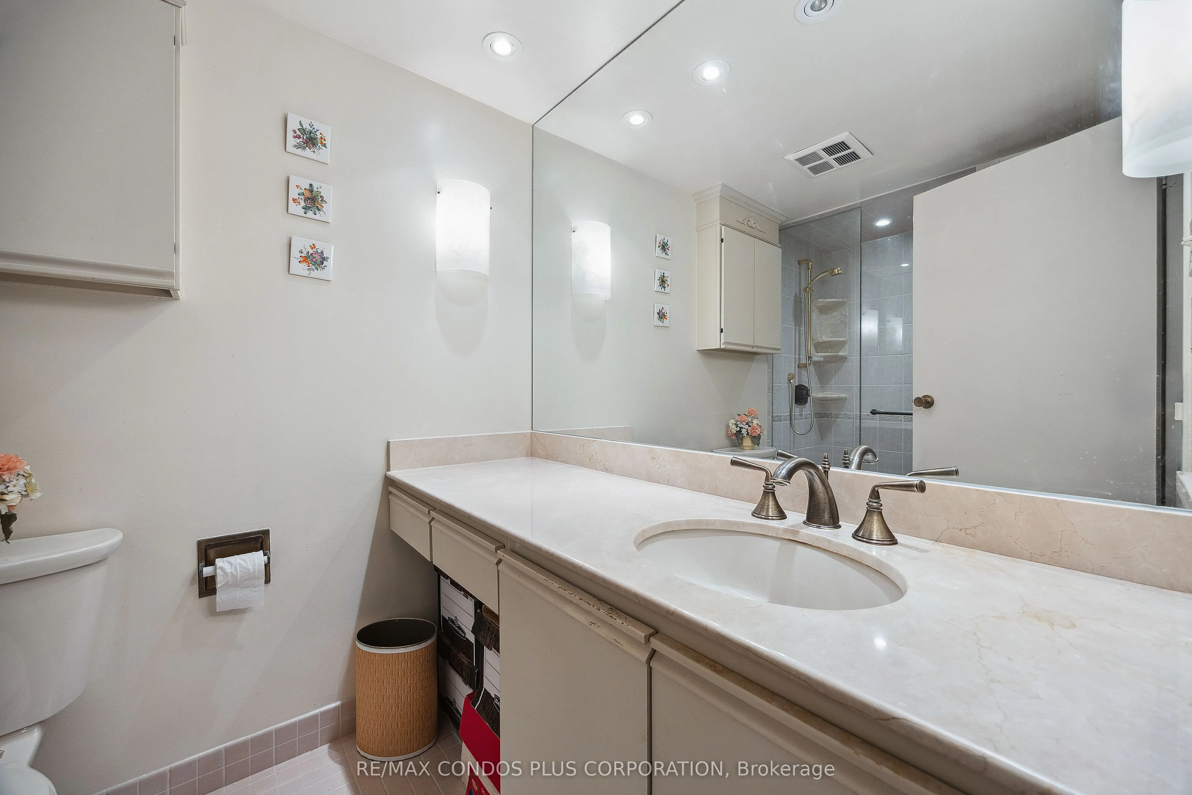 62 Wellesley Street W, #902
