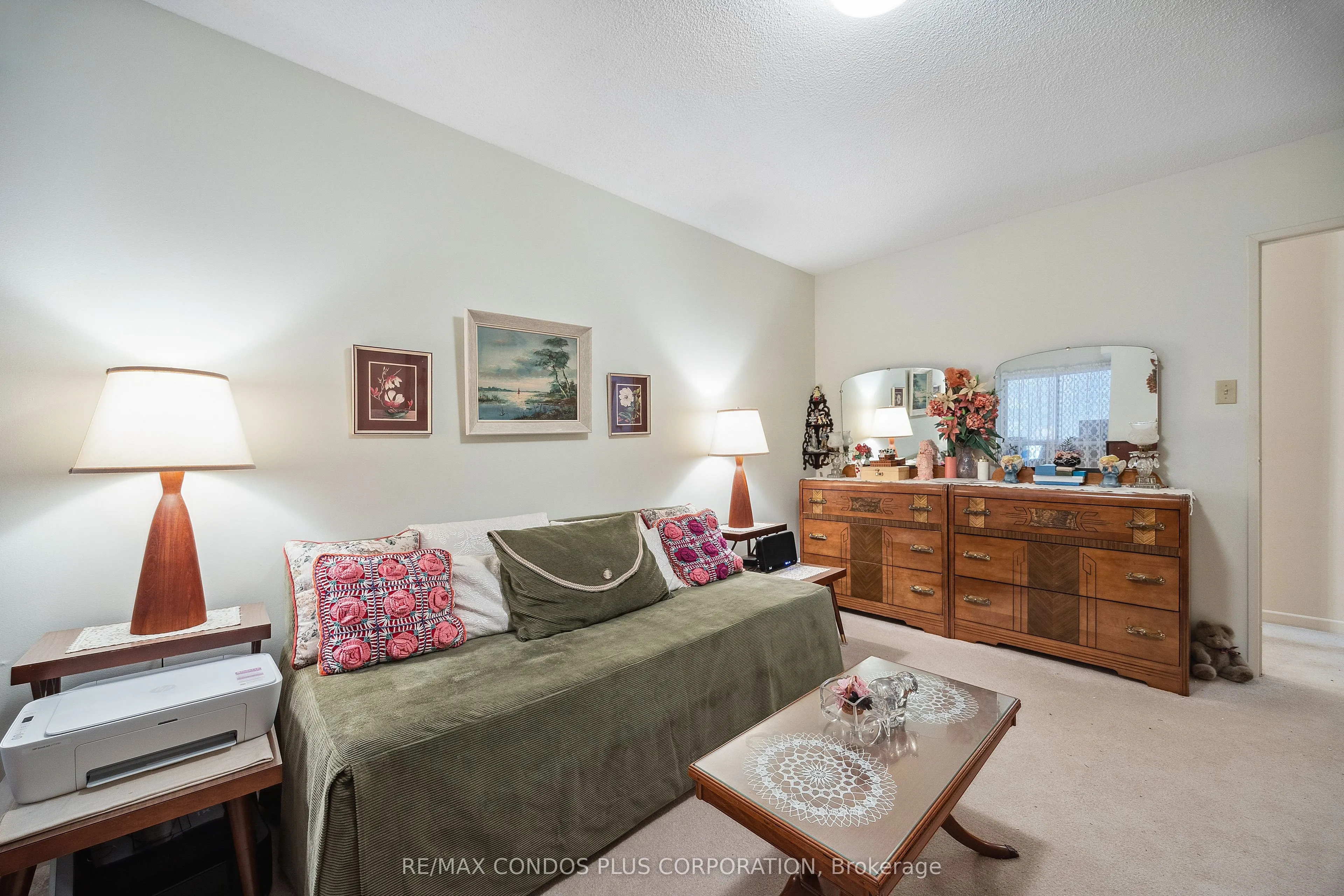 62 Wellesley Street W, #902
