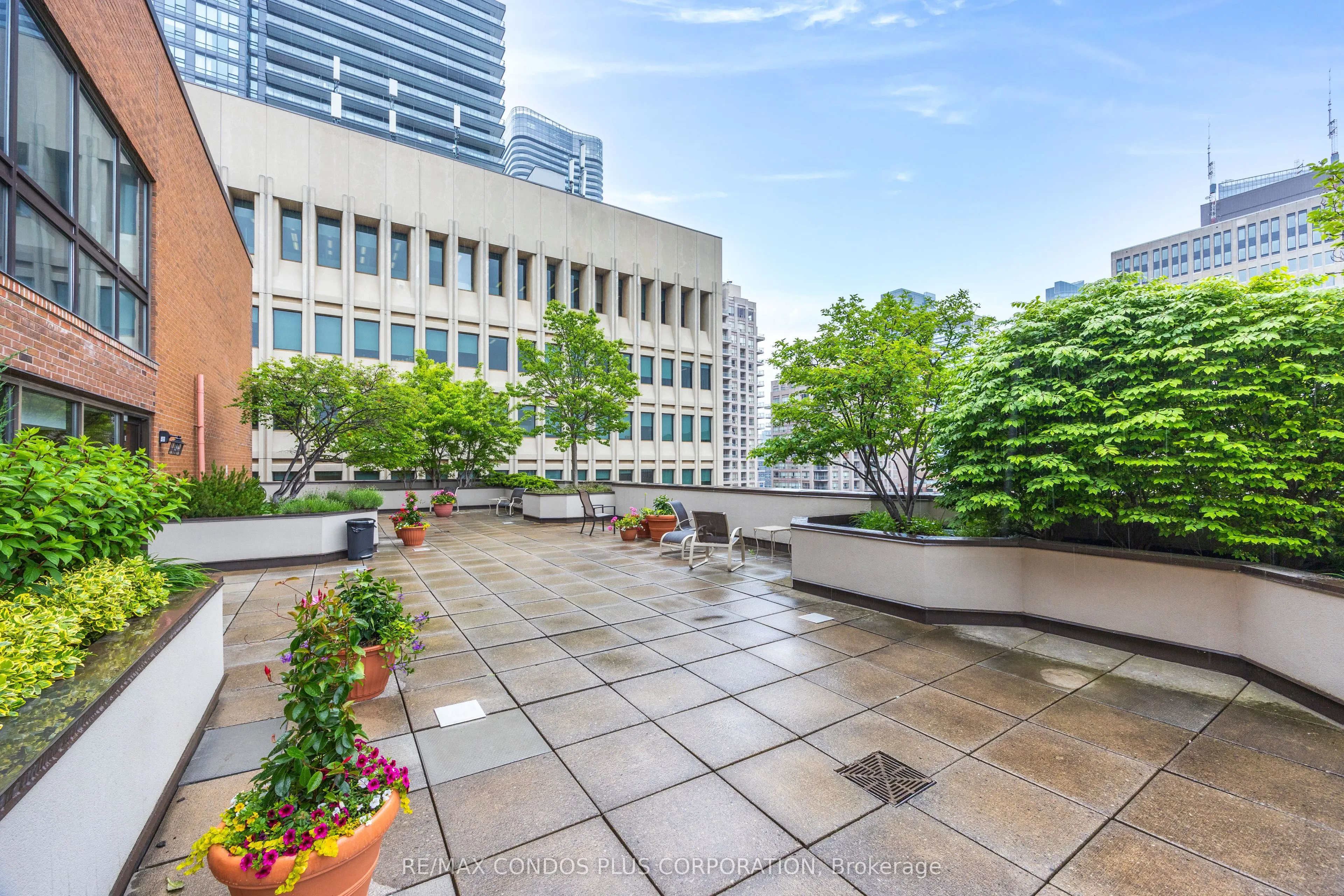 62 Wellesley Street W, #902