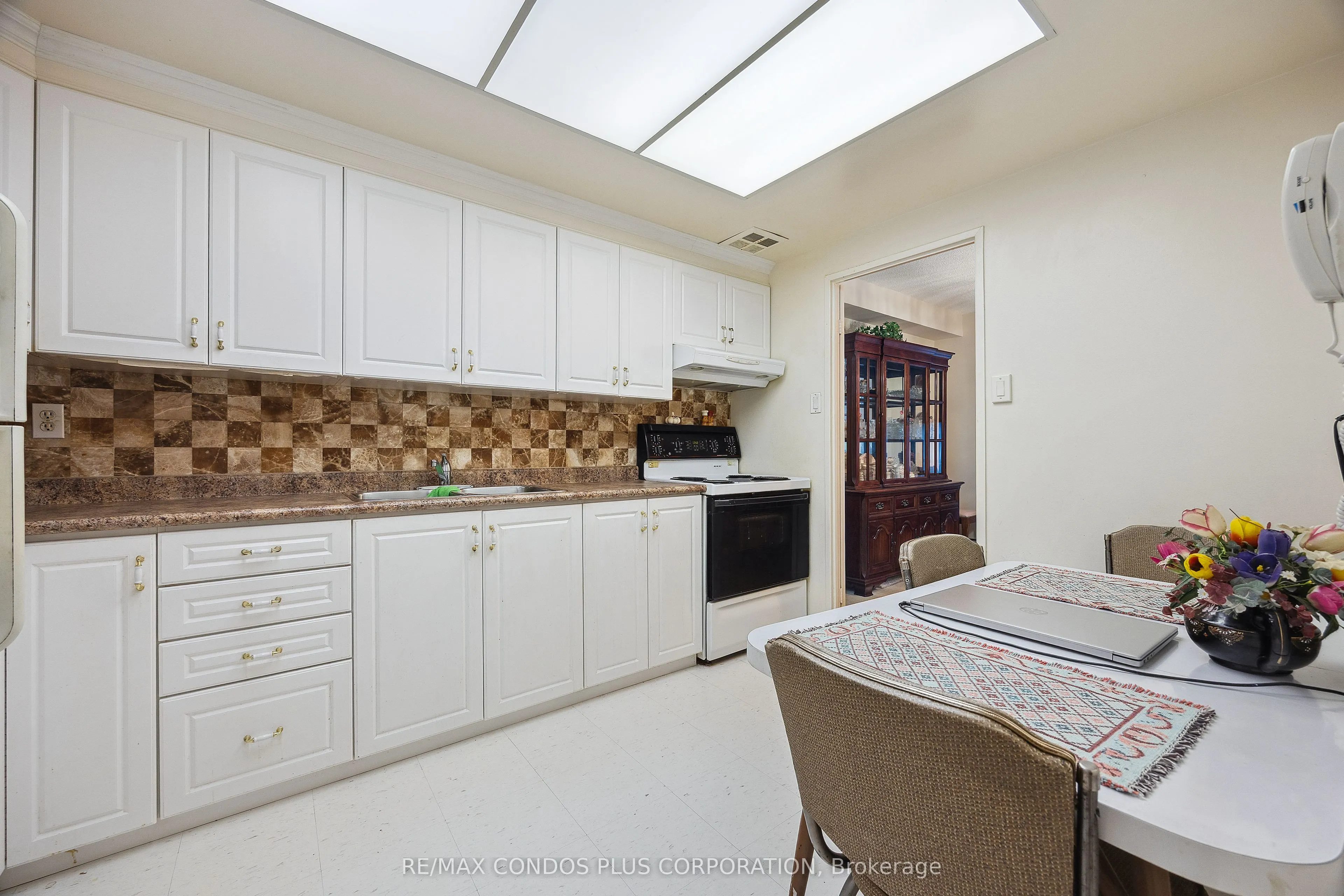 62 Wellesley Street W, #902