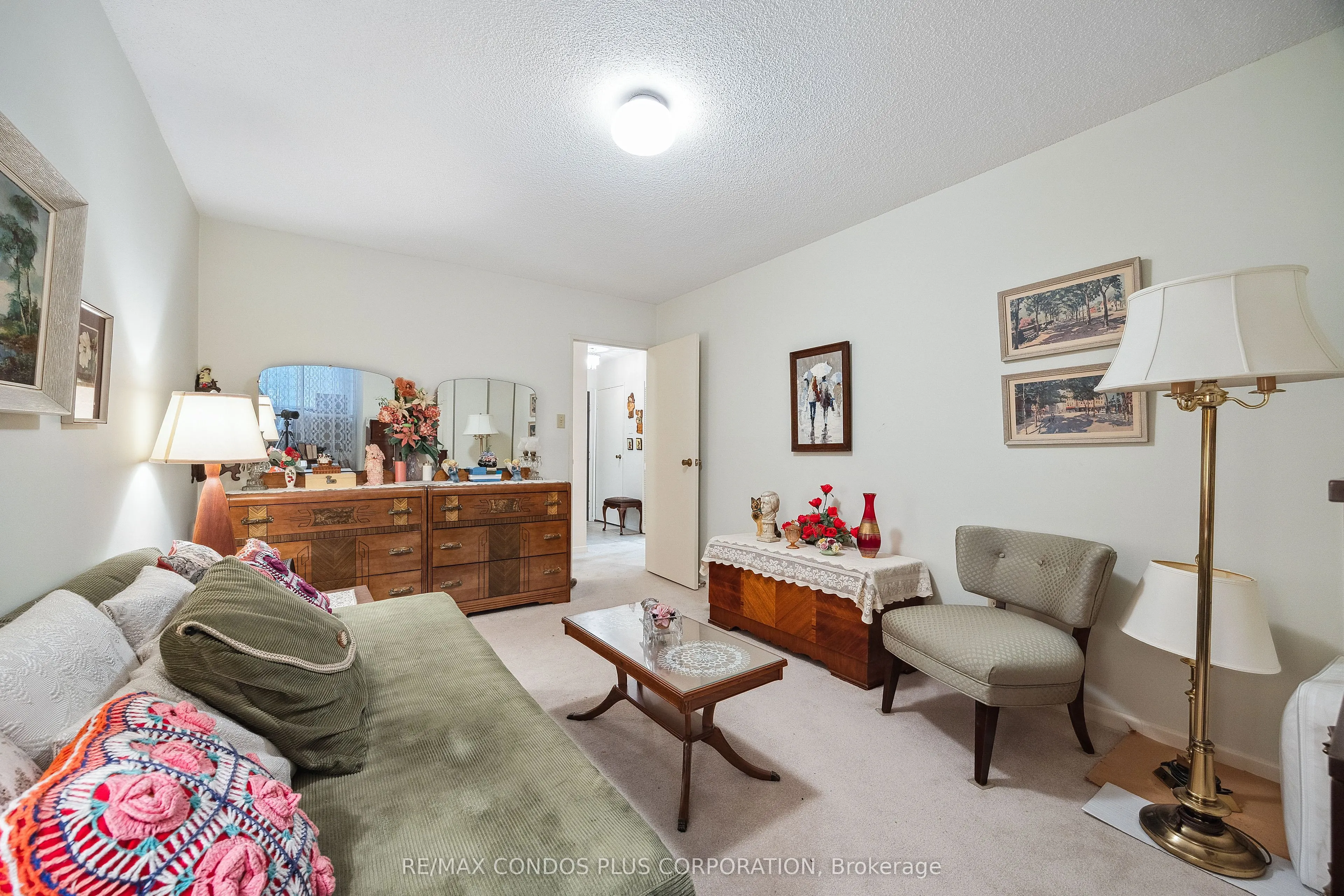 62 Wellesley Street W, #902