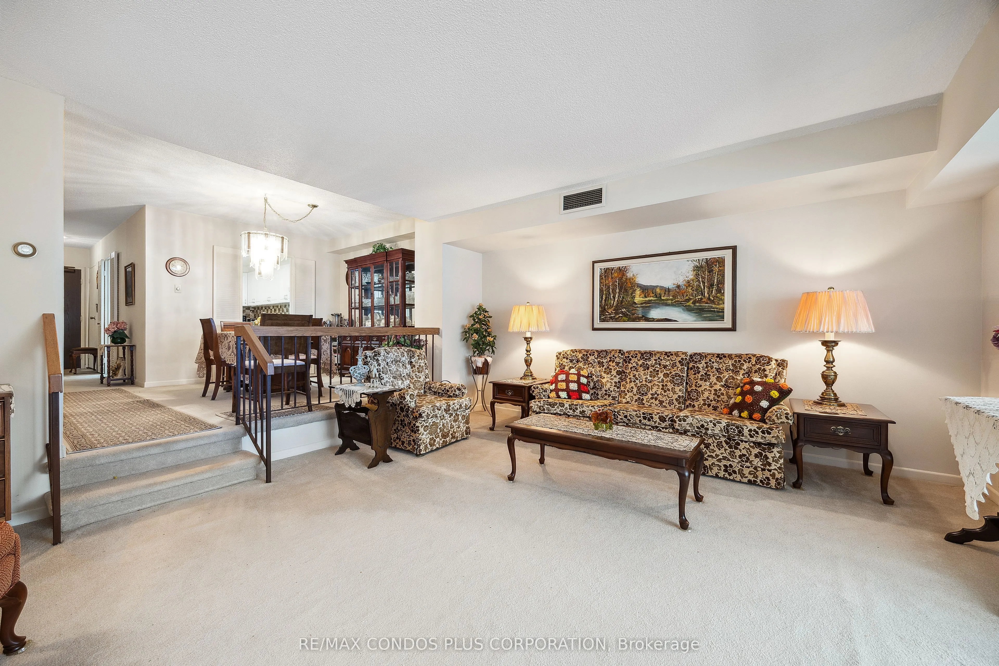 62 Wellesley Street W, #902