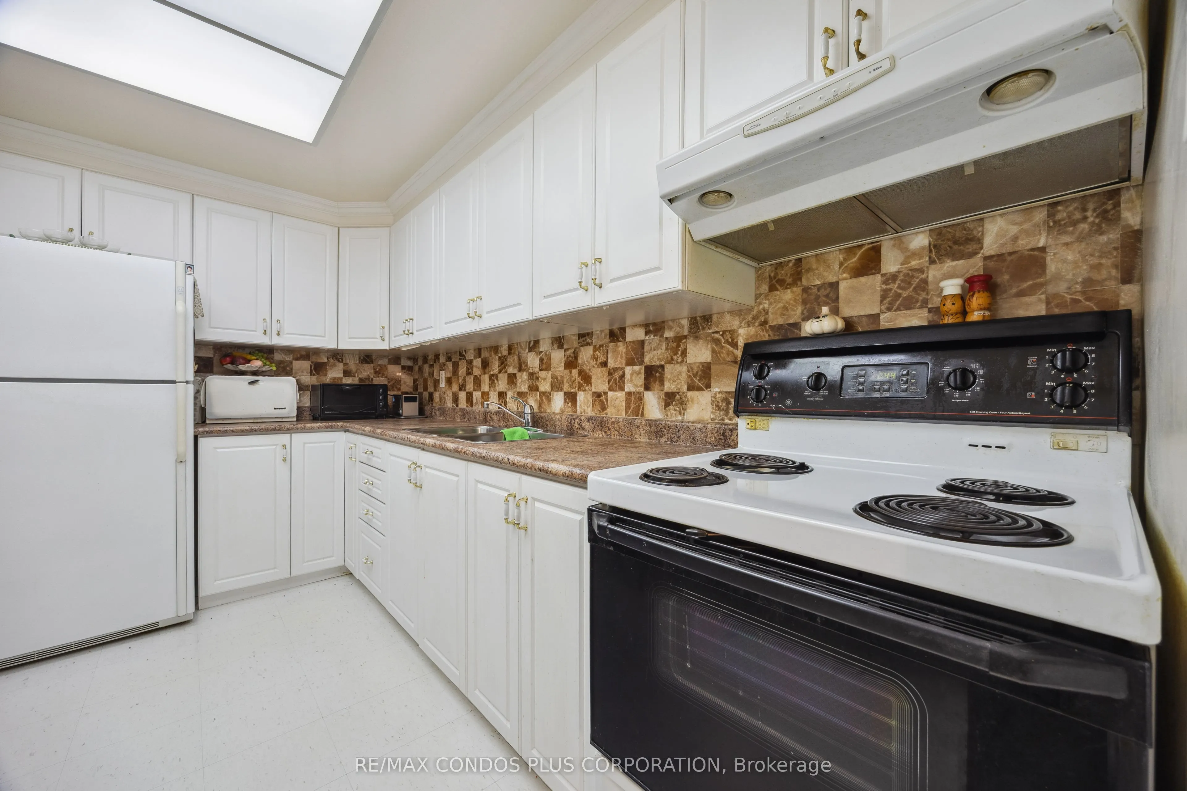62 Wellesley Street W, #902