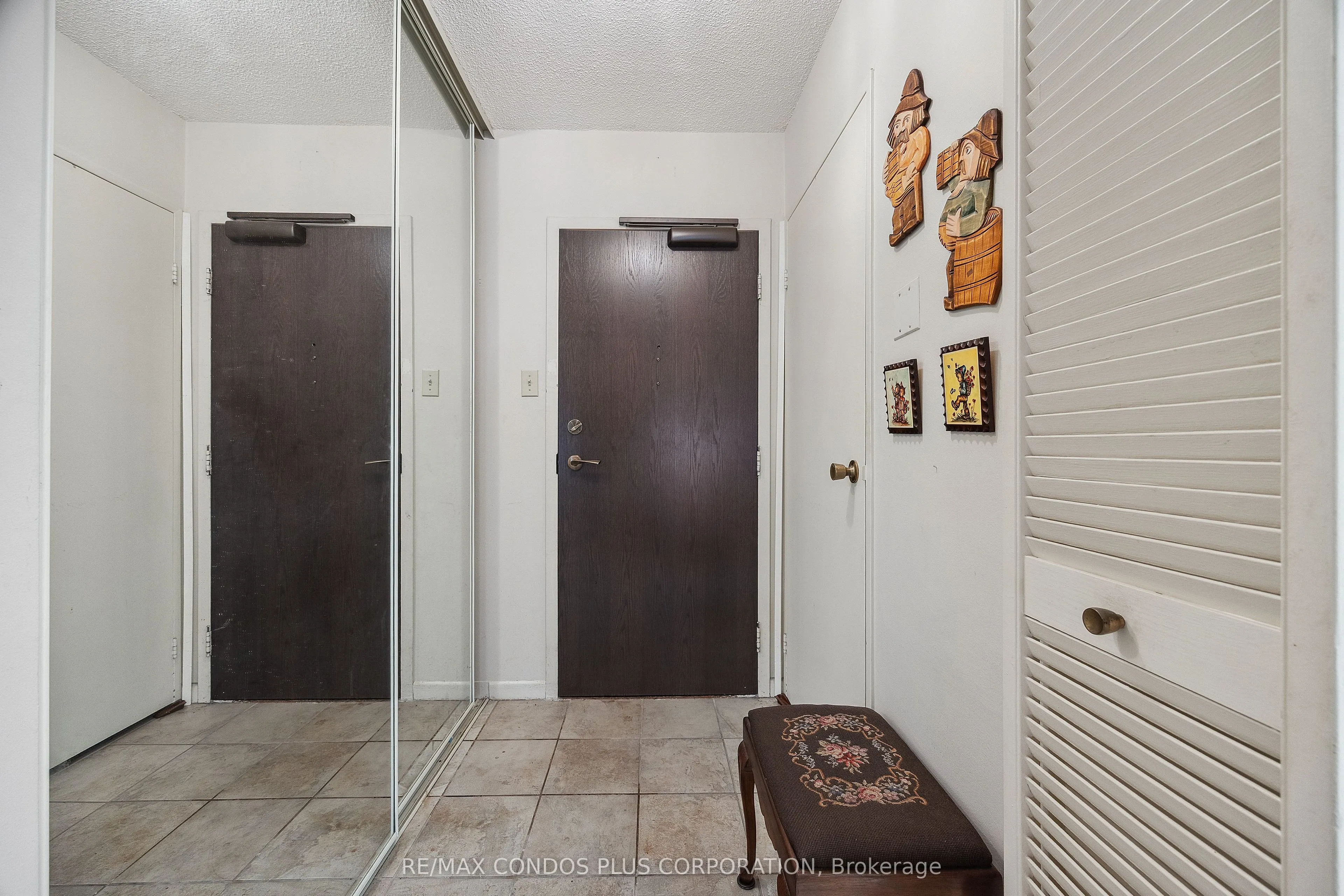 62 Wellesley Street W, #902