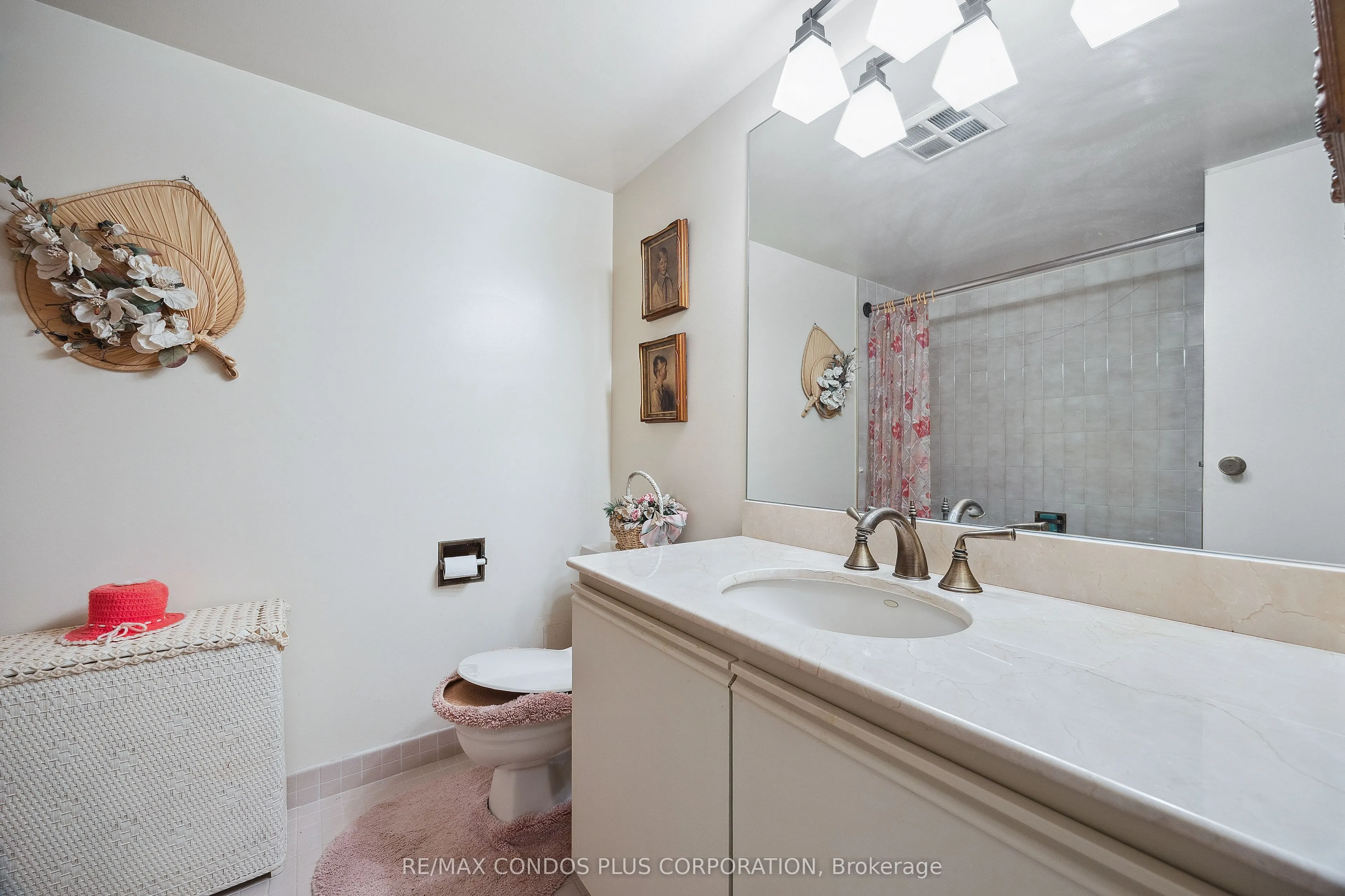 62 Wellesley Street W, #902