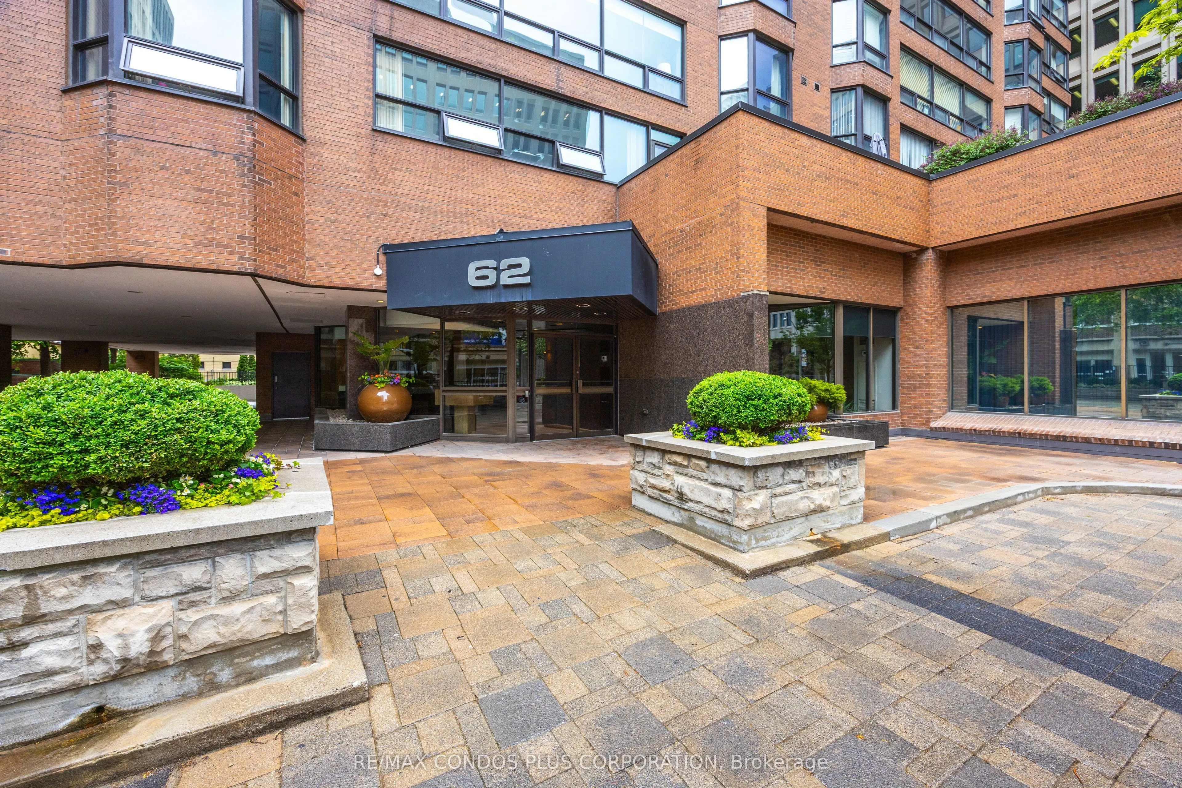 62 Wellesley Street W, #902