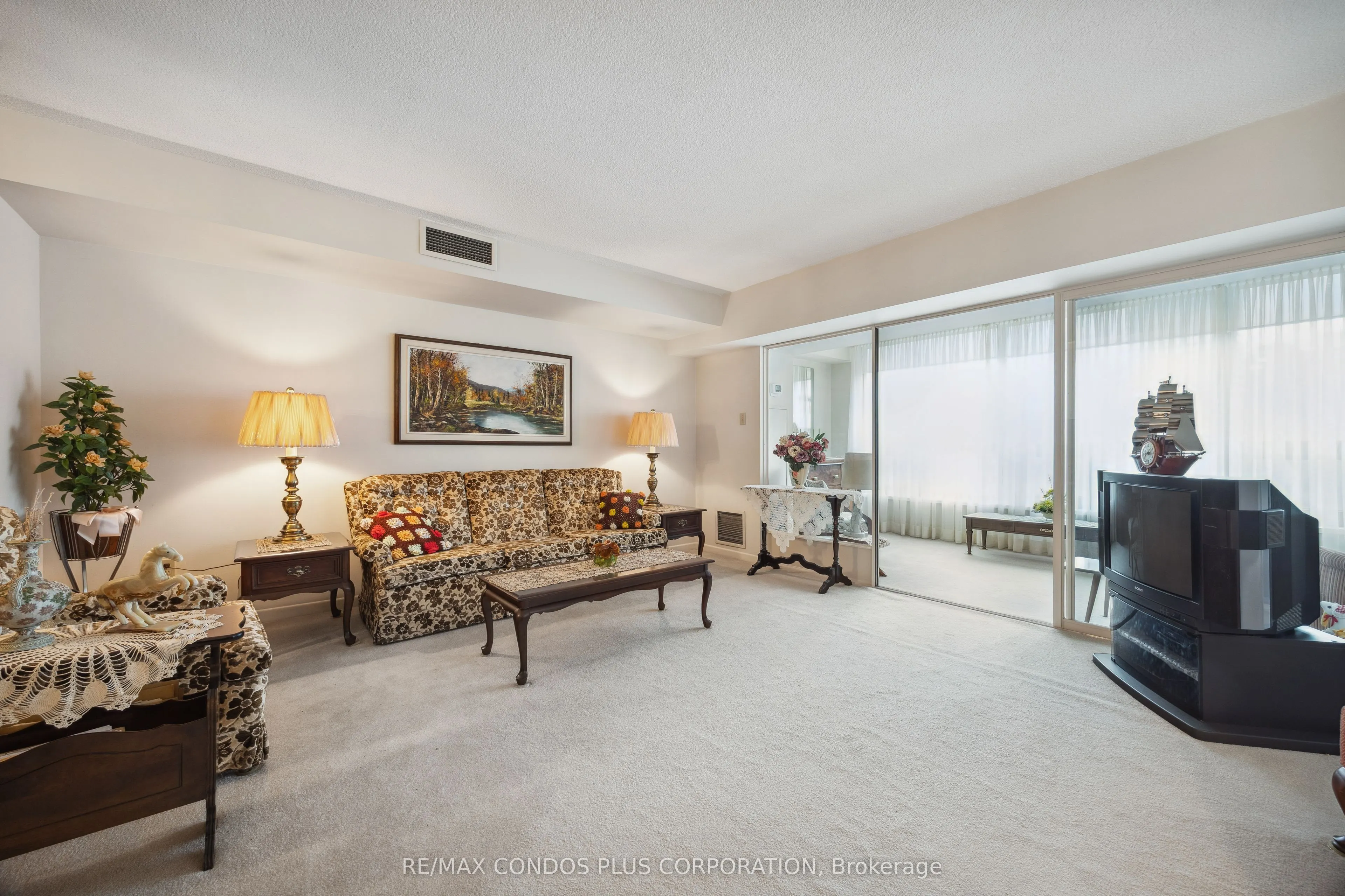 62 Wellesley Street W, #902