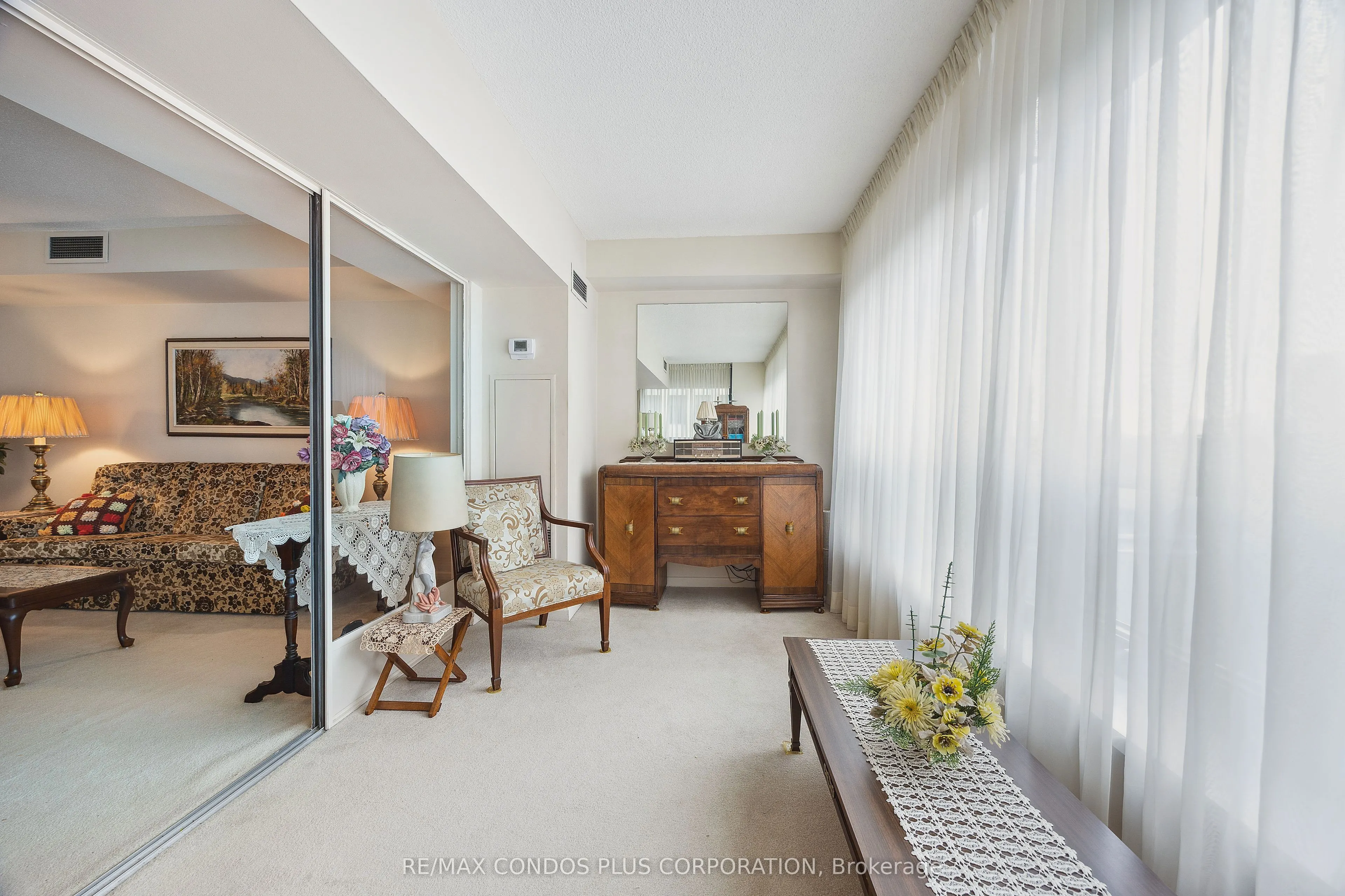 62 Wellesley Street W, #902