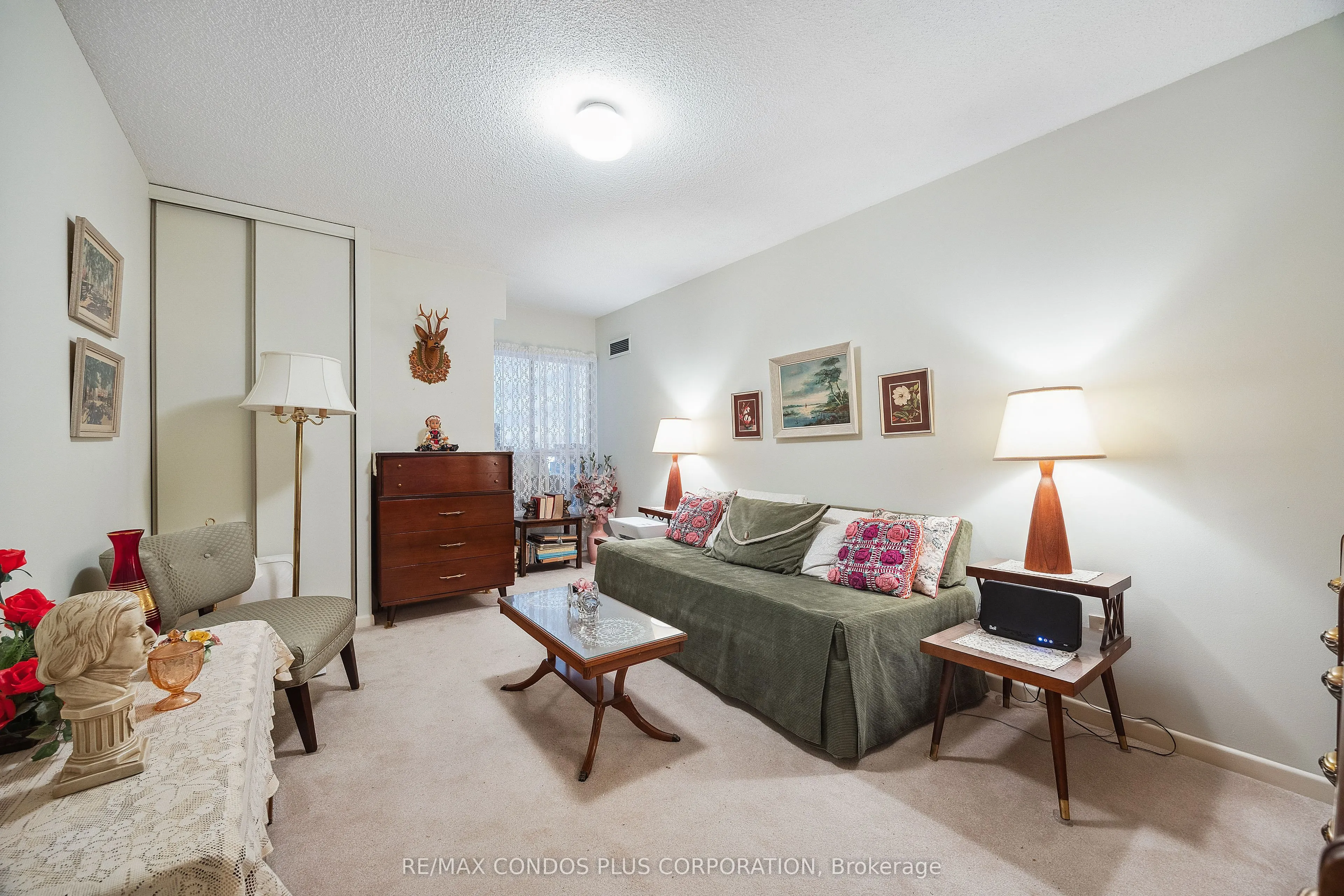 62 Wellesley Street W, #902