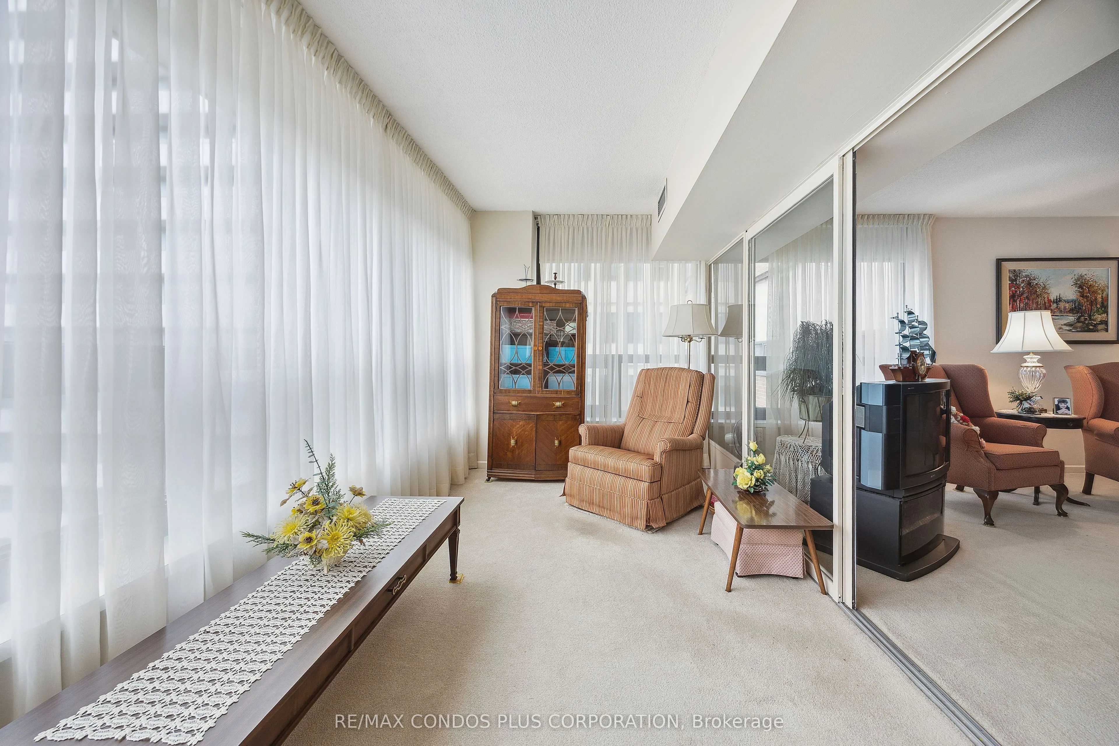 62 Wellesley Street W, #902