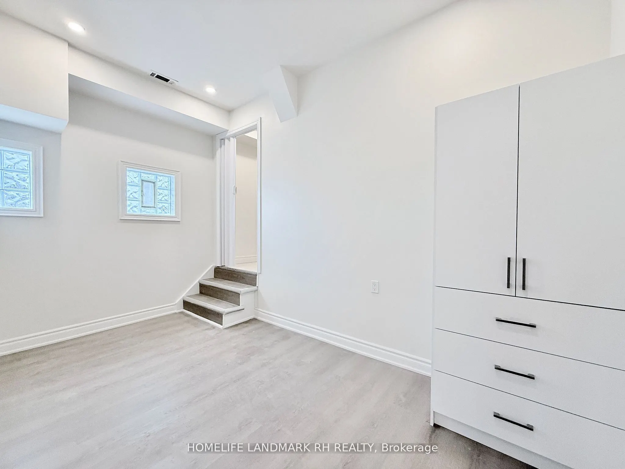 414 Dundas Street W, #301