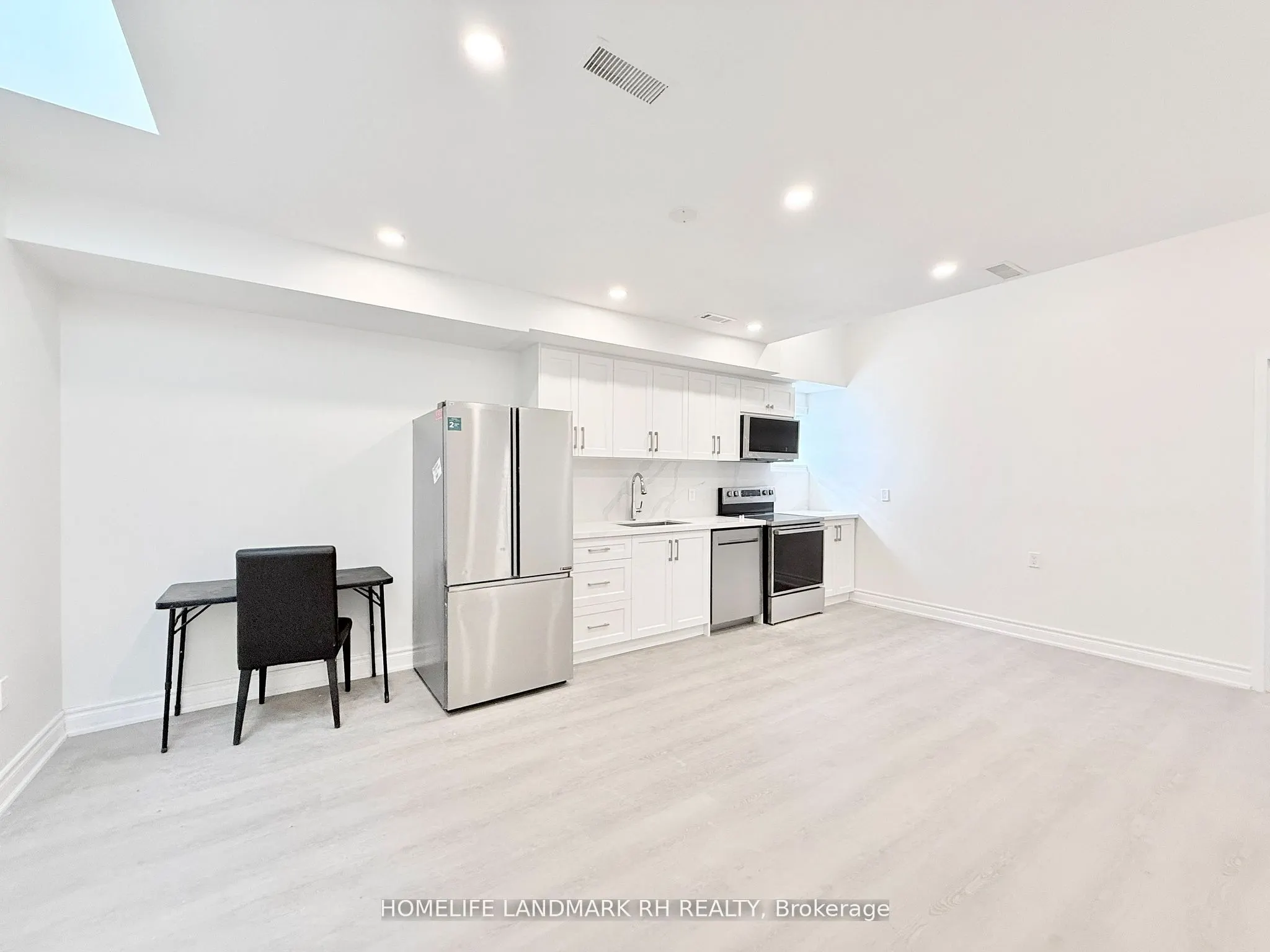 414 Dundas Street W, #301