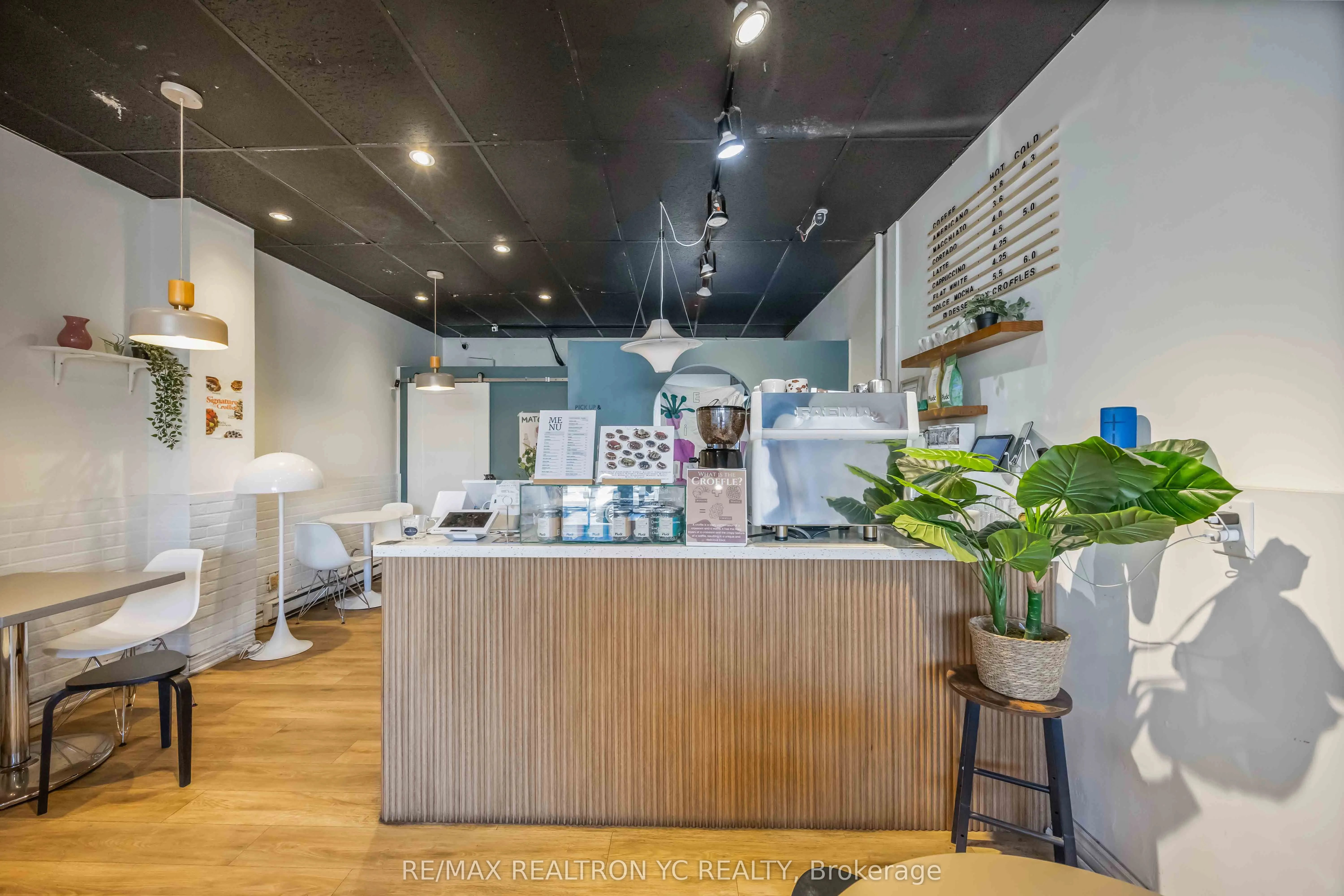 635 Bloor Street W