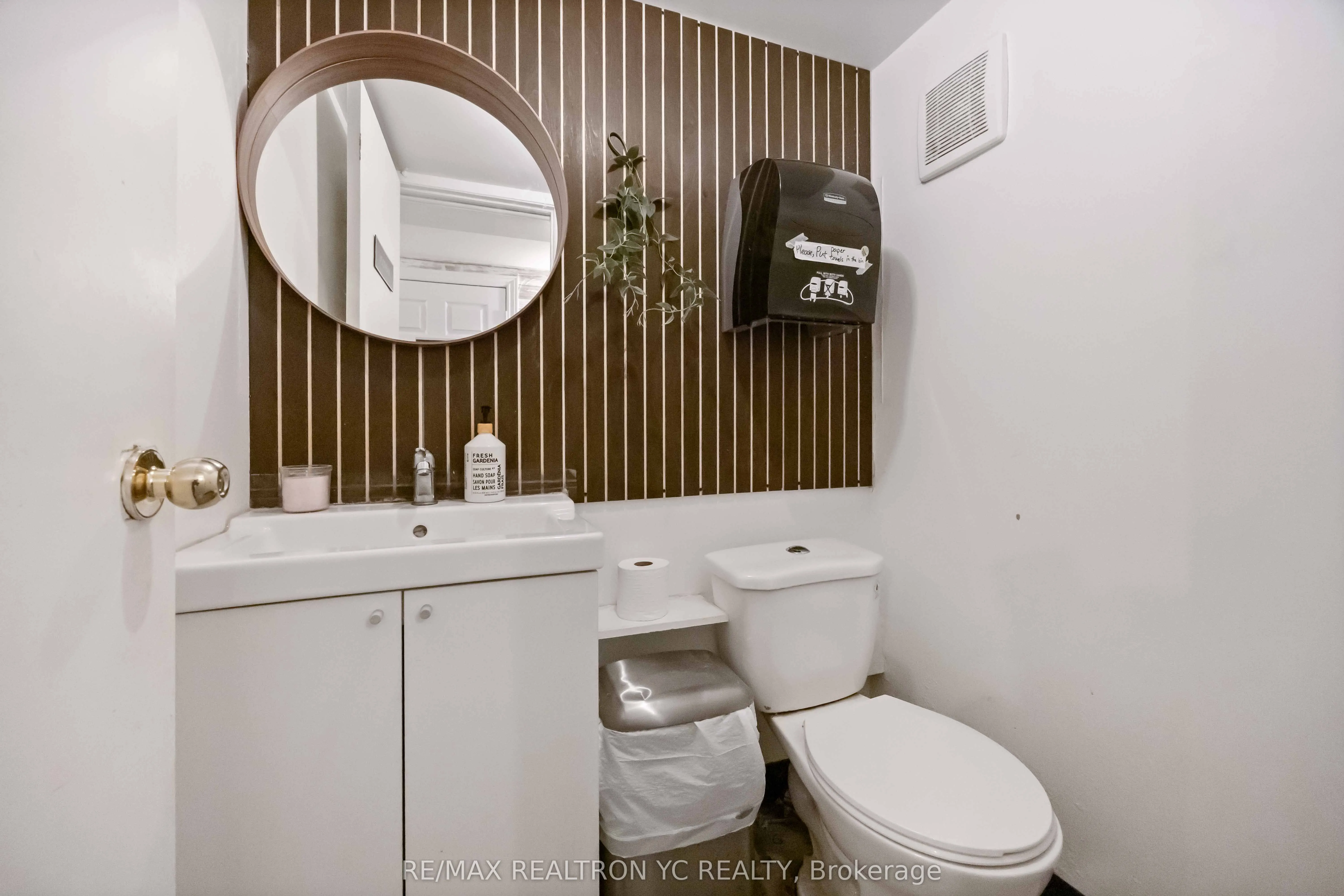 635 Bloor Street W
