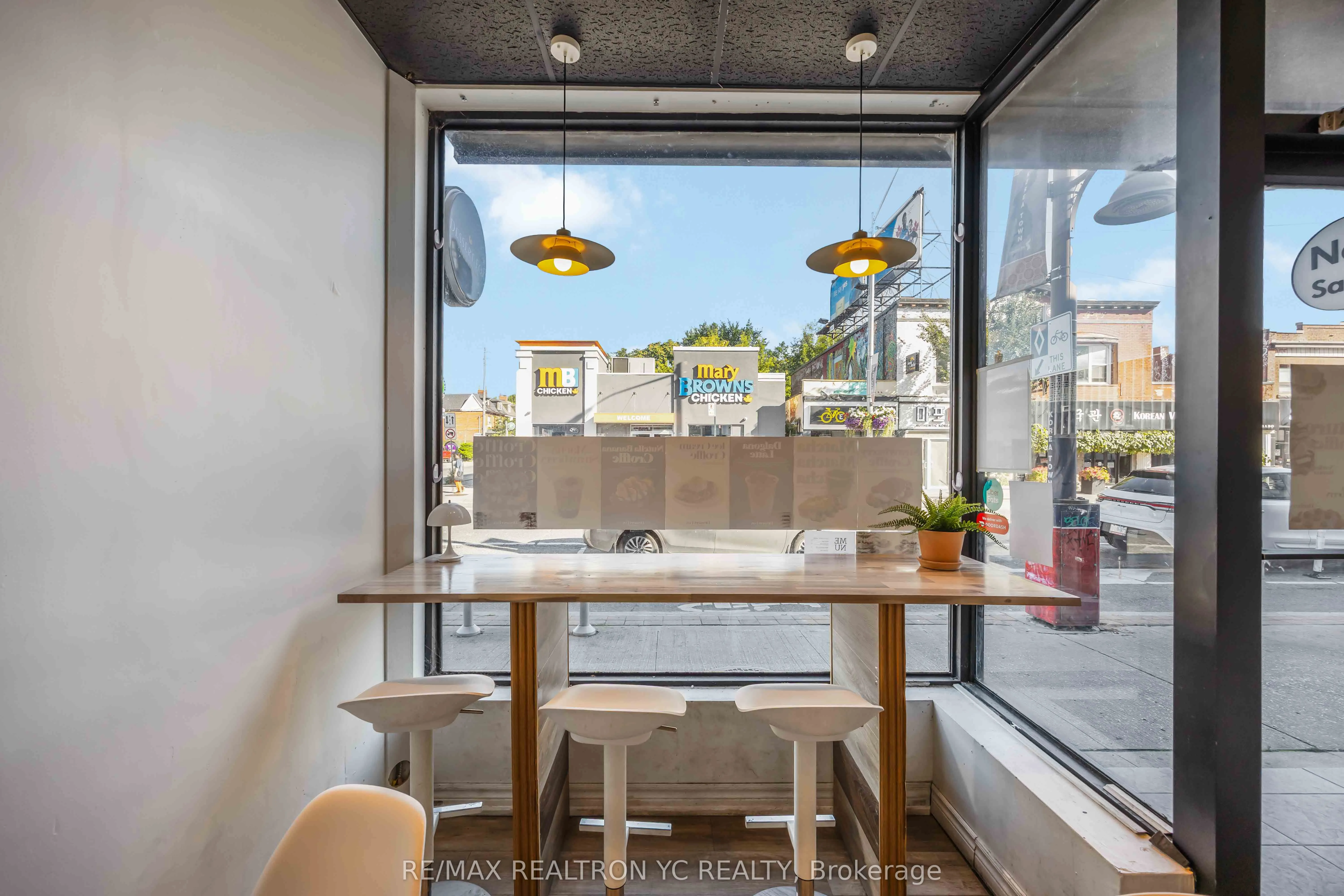 635 Bloor Street W
