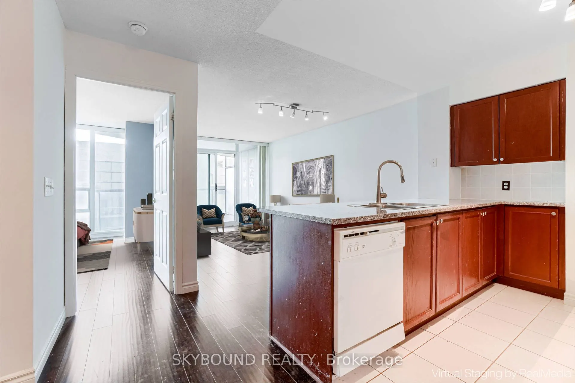 30 Grand Trunk Crescent, #2015