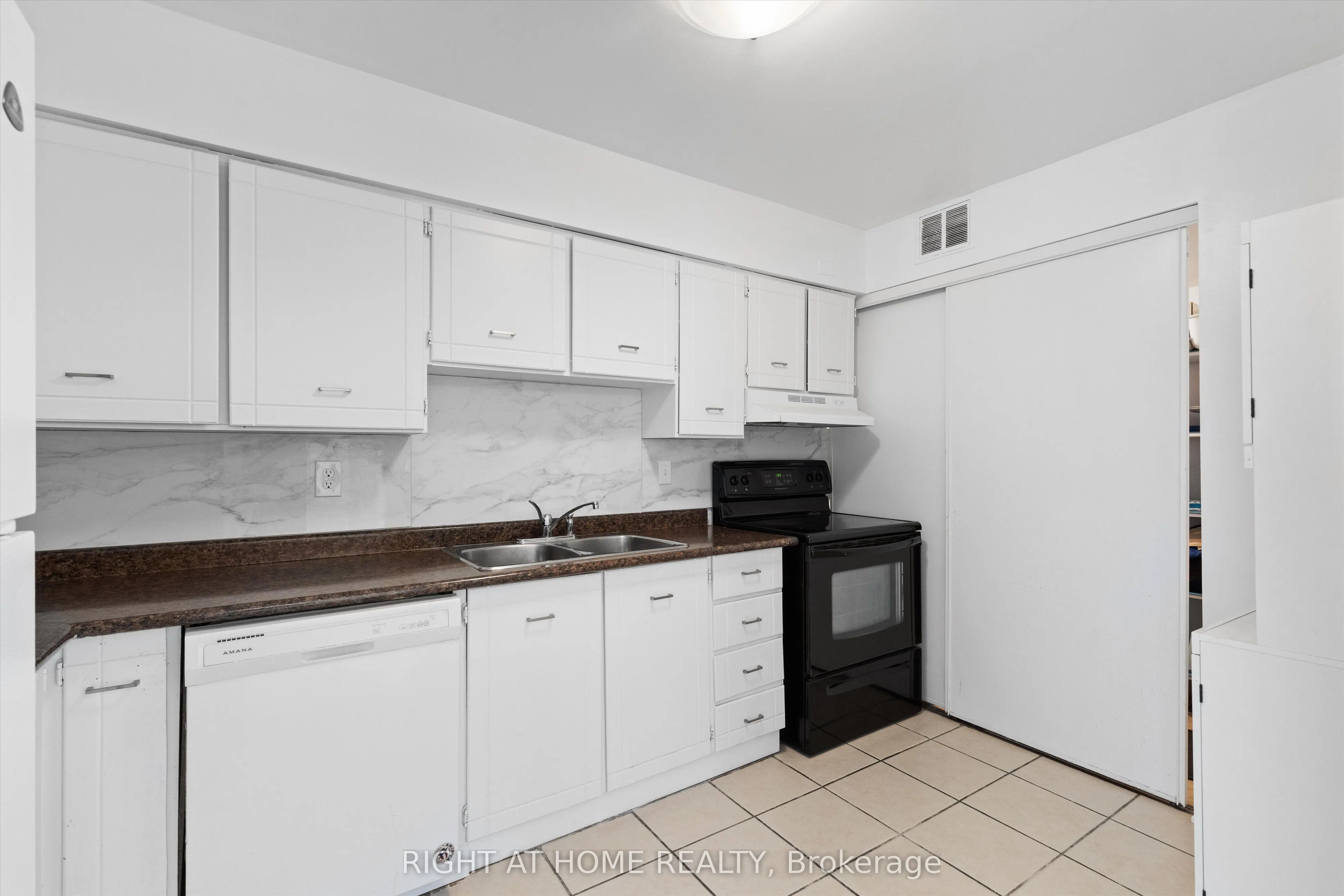 3300 Don Mills Road, #2209