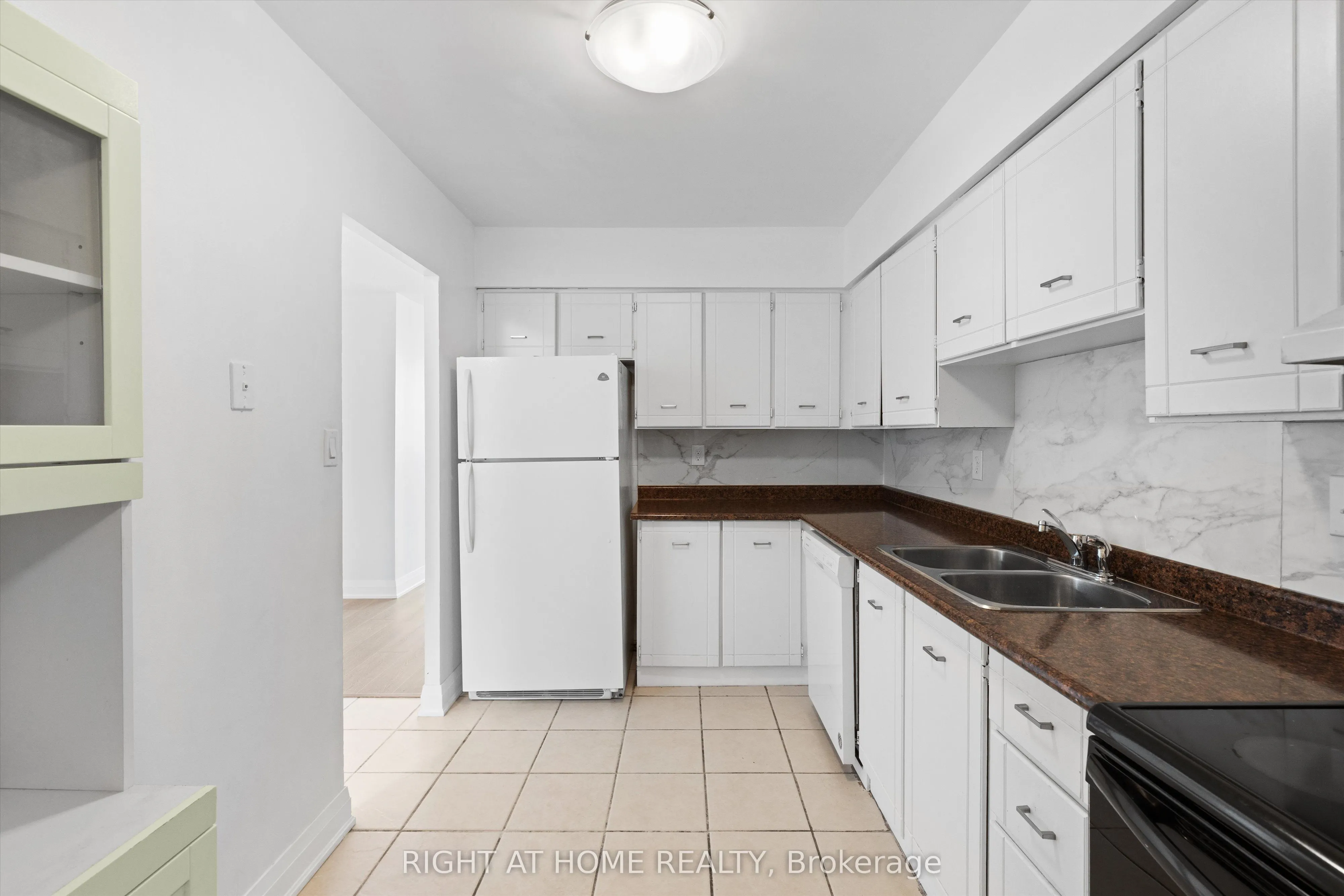 3300 Don Mills Road, #2209
