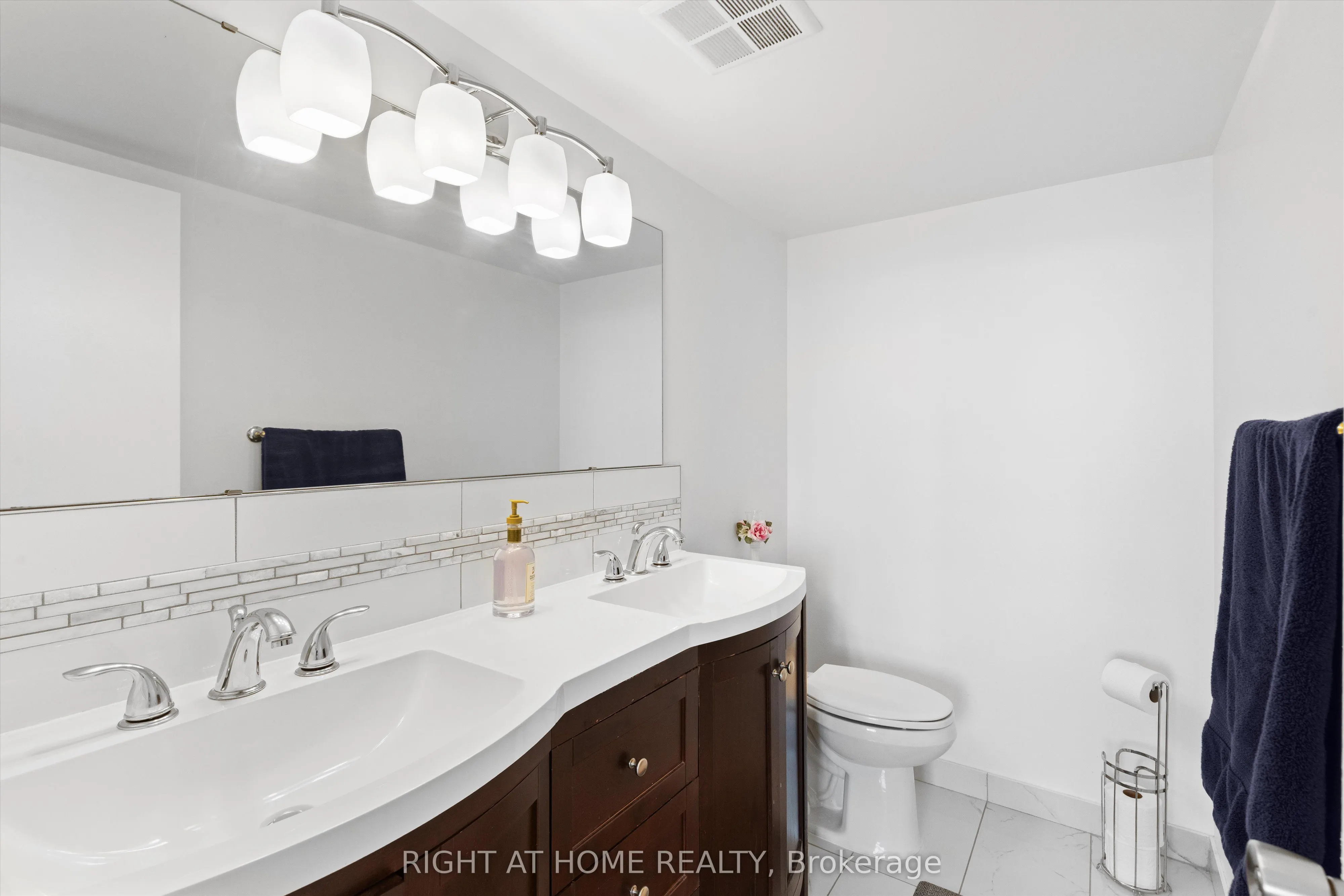 3300 Don Mills Road, #2209