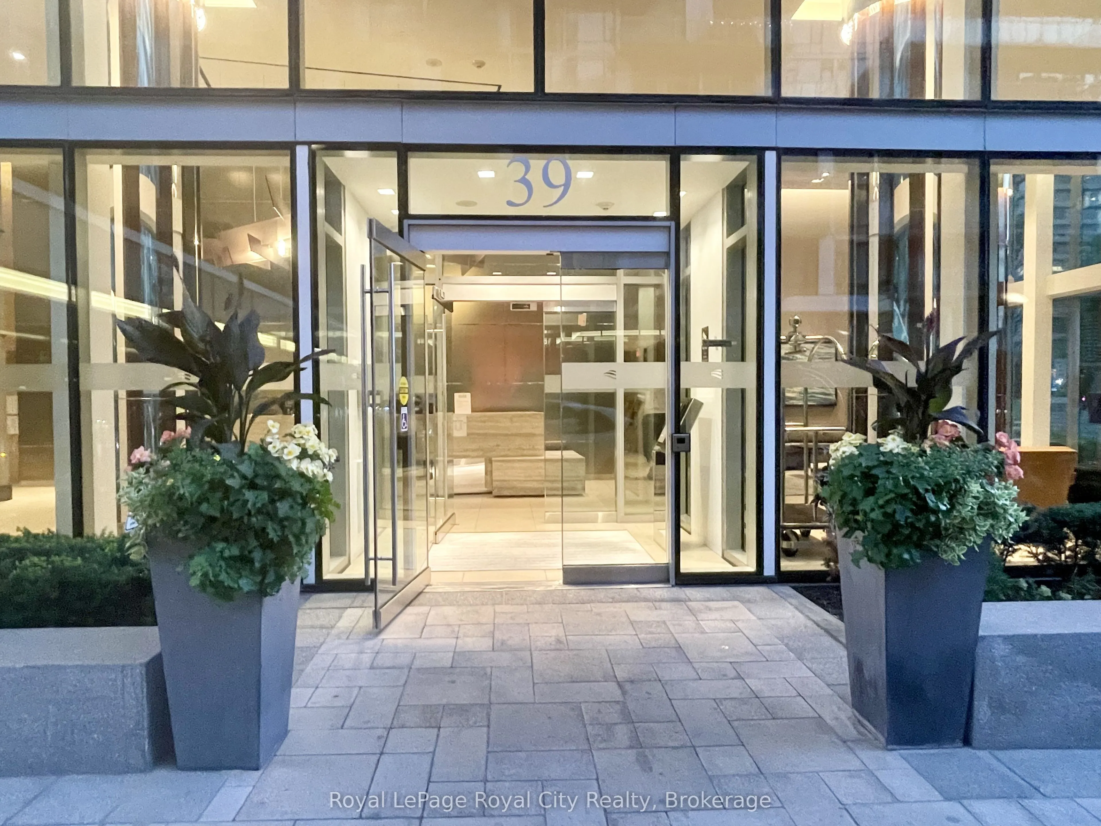 39 Queens Quay E, #830