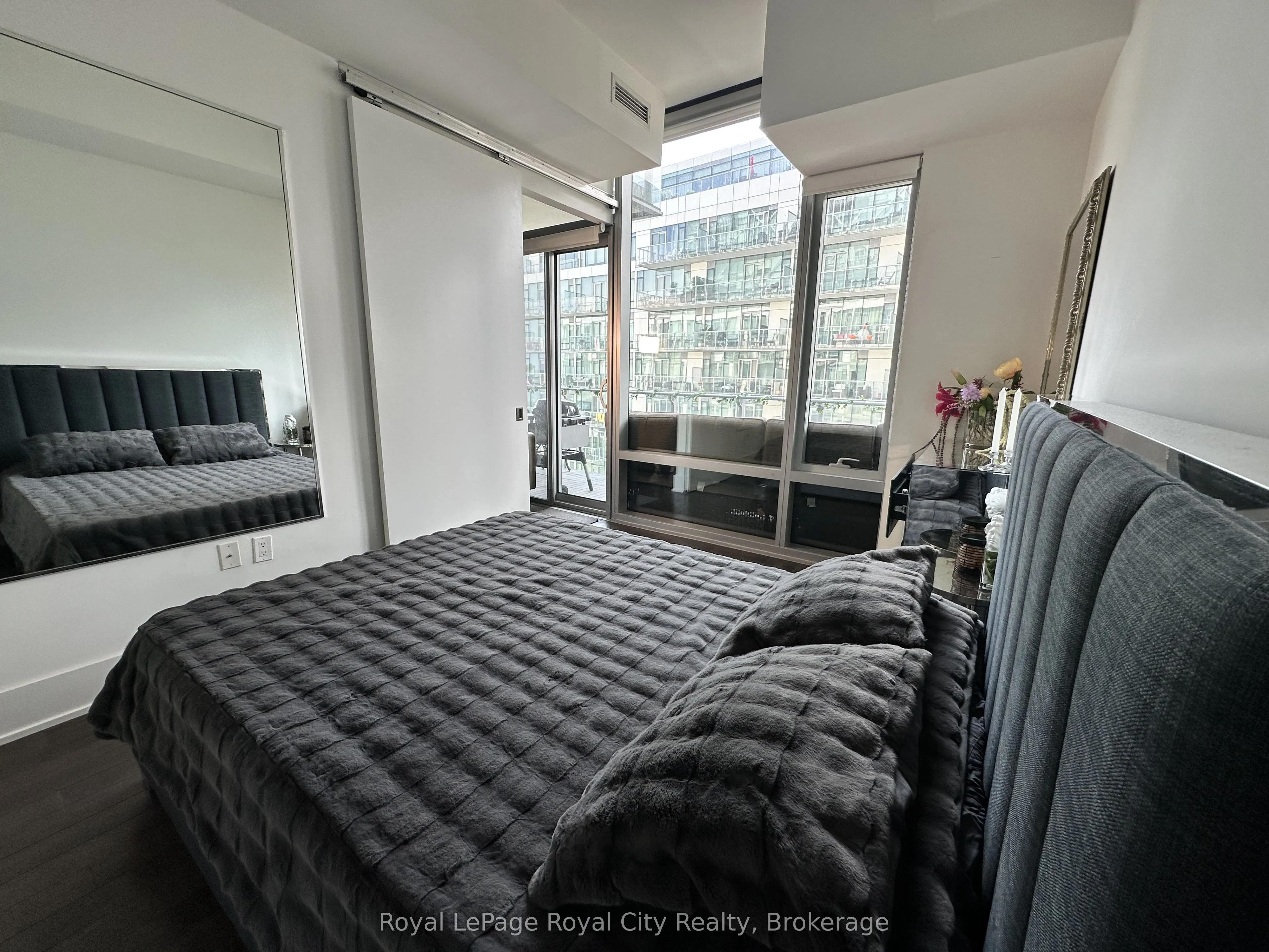 39 Queens Quay E, #830