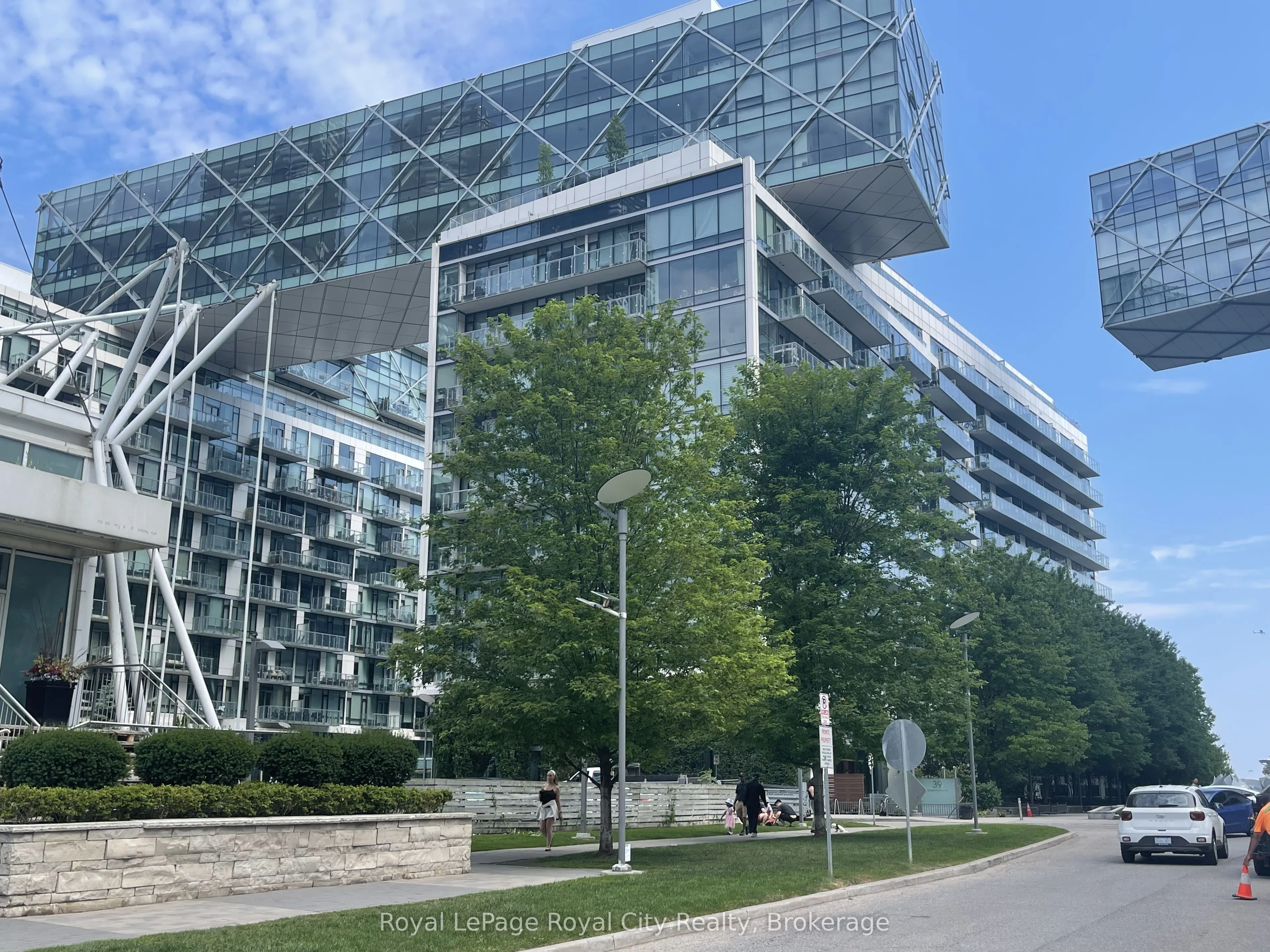 39 Queens Quay E, #830