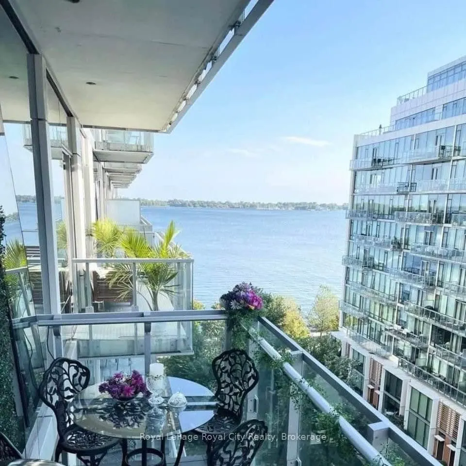 39 Queens Quay E, #830